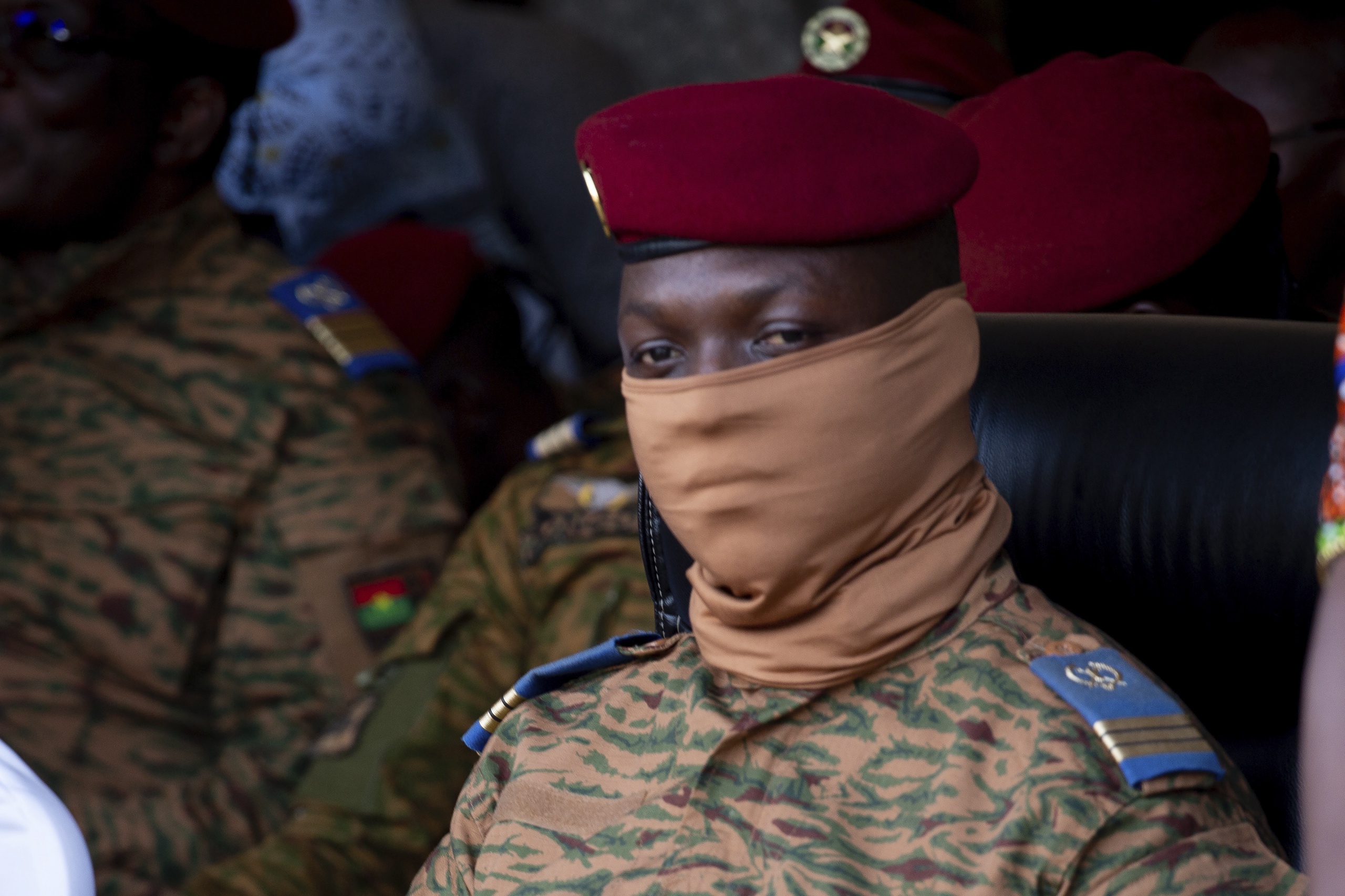 Burkina Faso's staatshoofd kapitein Ibrahim Traoré. De militaire junta van het West-Afrikaanse Burkina Faso heeft de radio-uitzendingen van Radio France Internationale van Frankrijk opgeschort wegens 'valse berichten' en 'het geven van een stem aan gewapende groepen'. 