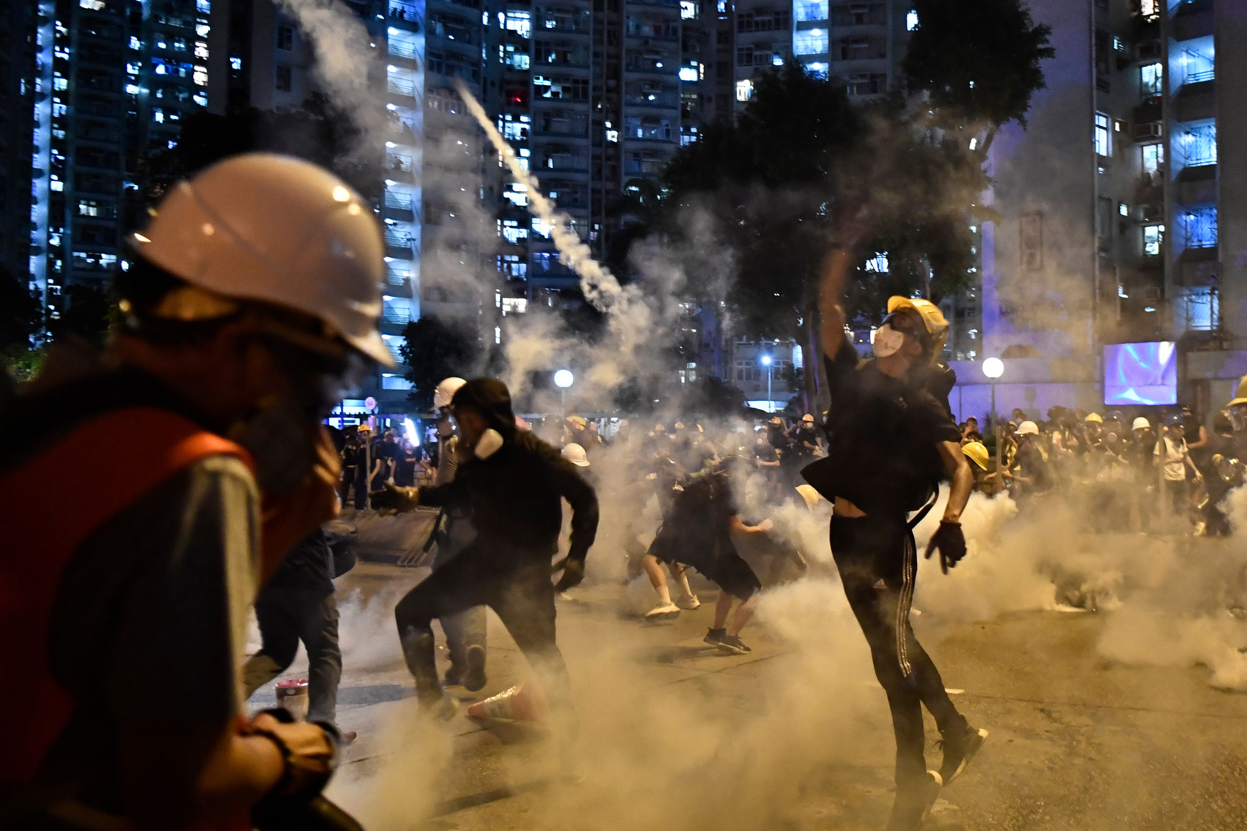 Demonstranten werpen traangas terug naar de politie - 5 augustus 2019
