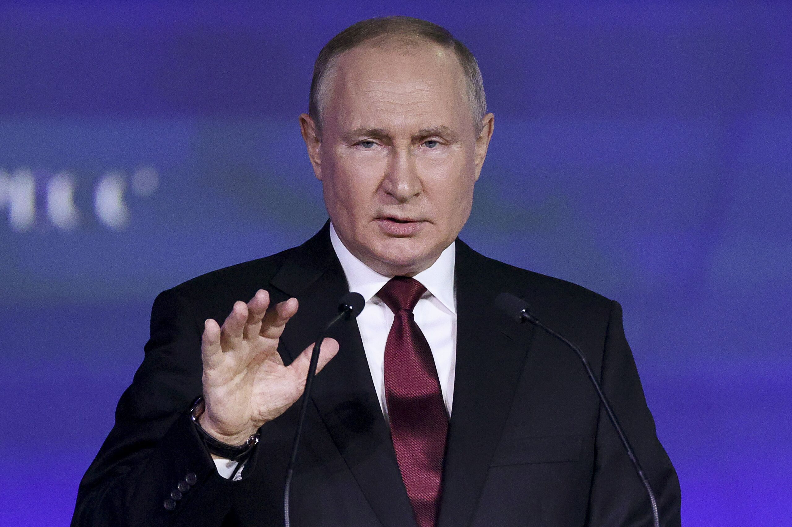 Poetin tijdens Internationale Economische Forum in Sint Petersburg op vrijdag 17 juni 