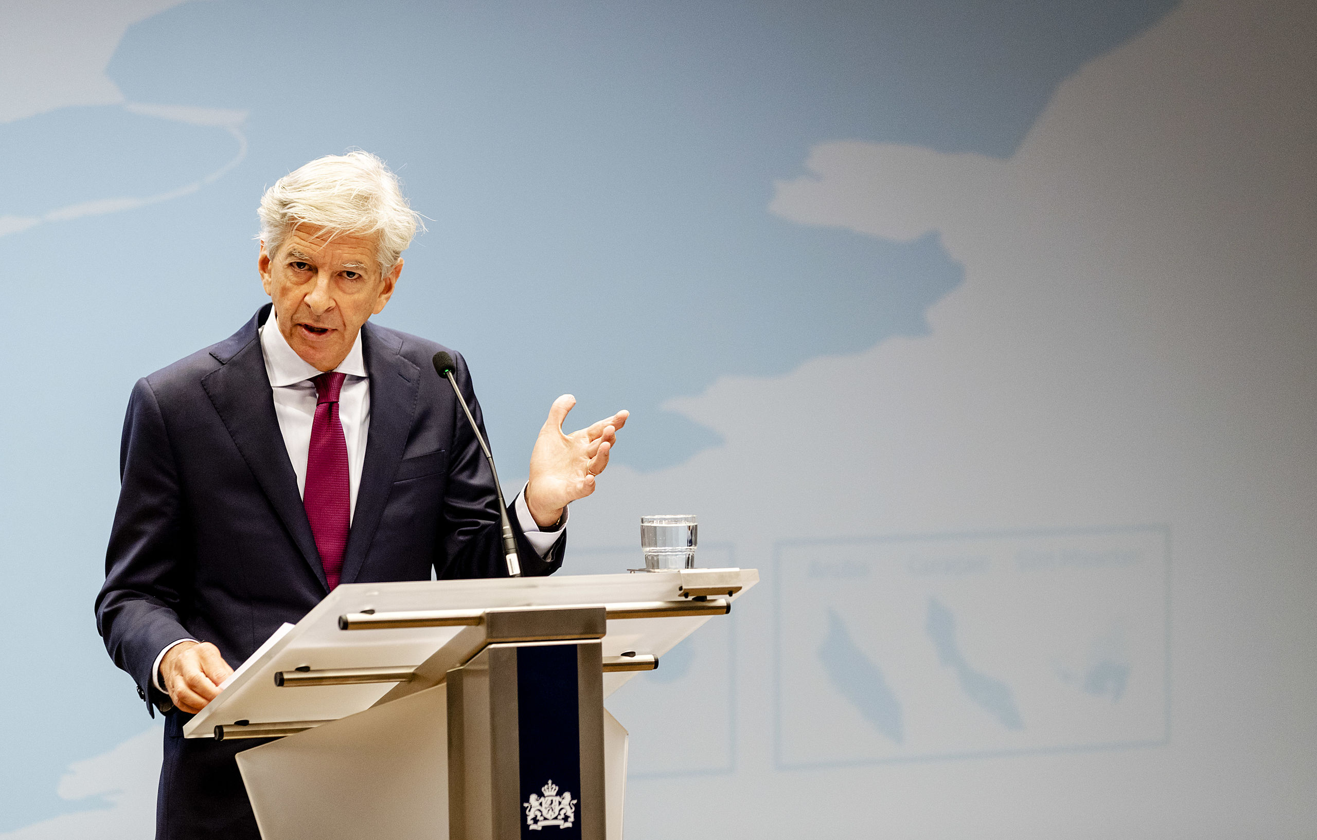 Minister Ronald Plasterk tijdens een persconferentie over zijn bezoek aan Sint Maarten, Sint Eustatius, Saba na orkaan Irma.