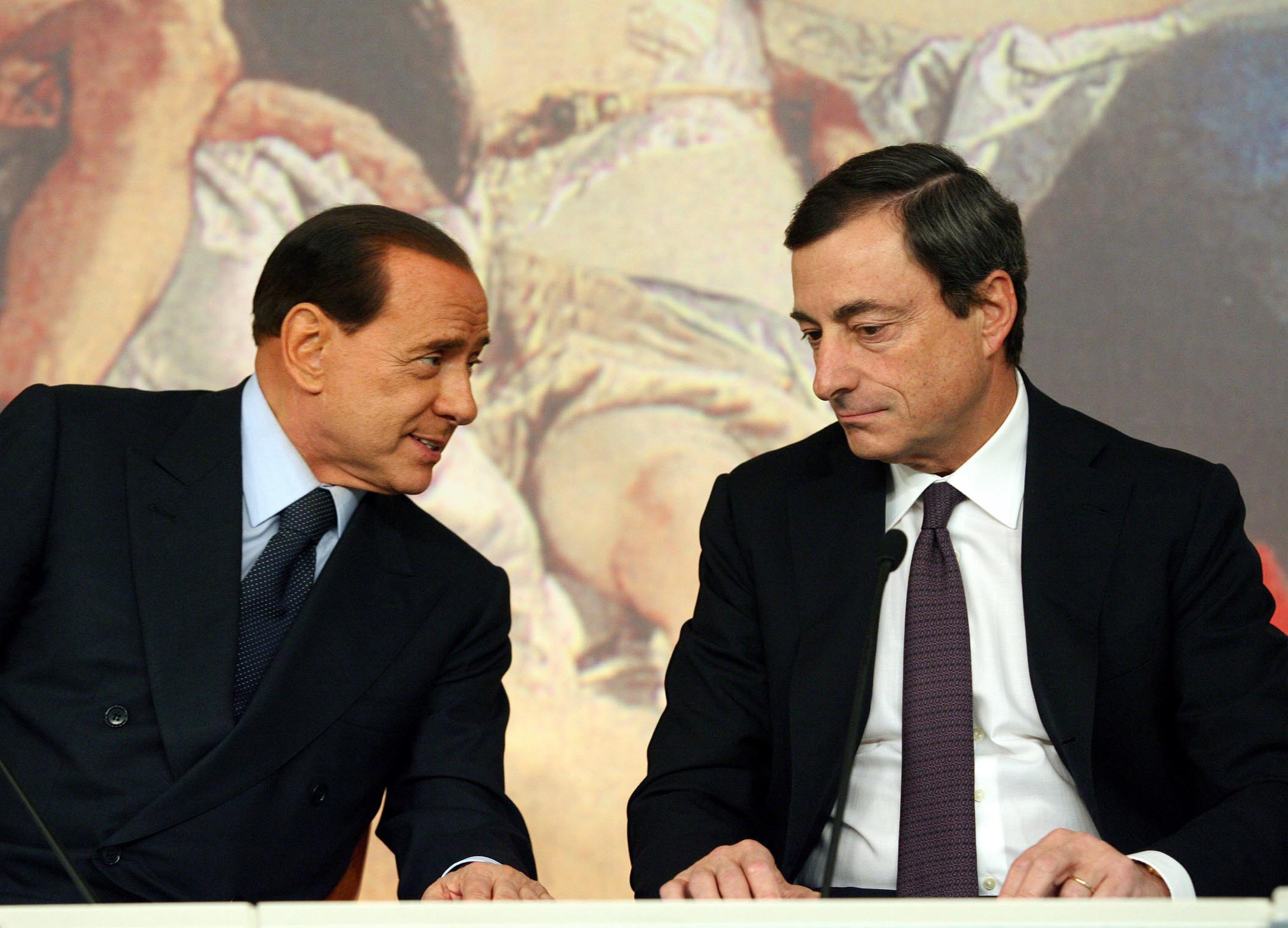 Silvio Berlusconi (links) en Mario Draghi op archiefbeeld. 