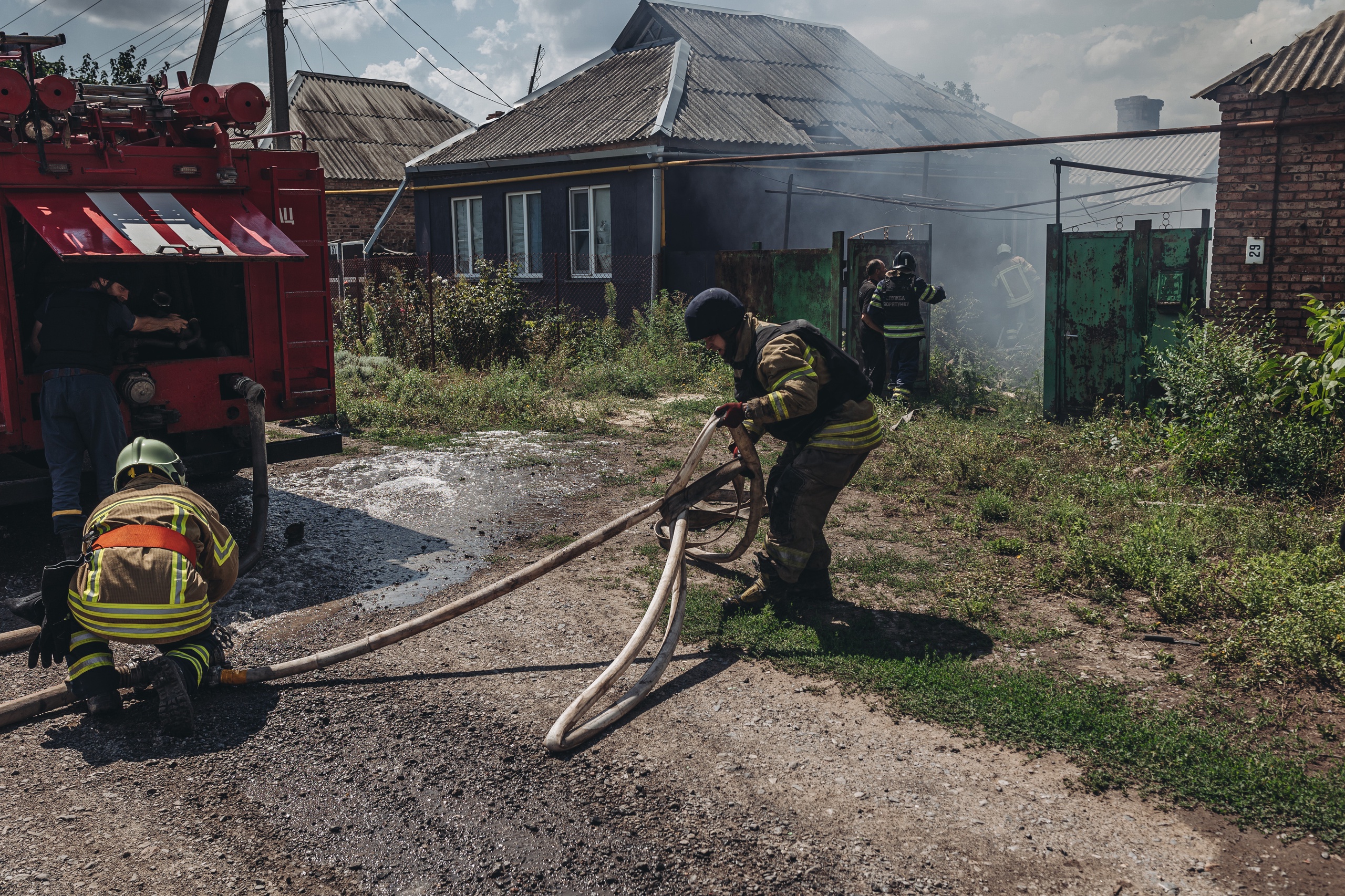 Brandweermannen blussen een brand na beschietingen in Bakhmut. 