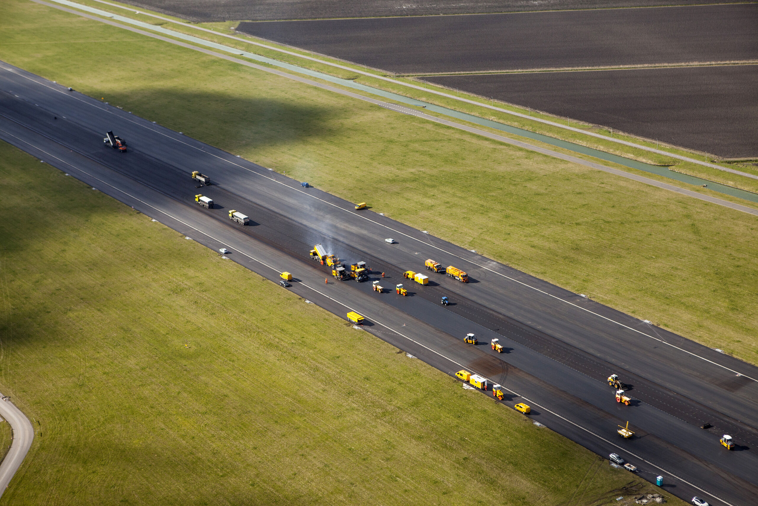 Heijmans asfalteert de Polderbaan met Flightflex. De baan wordt binnenkort weer in gebruik genomen