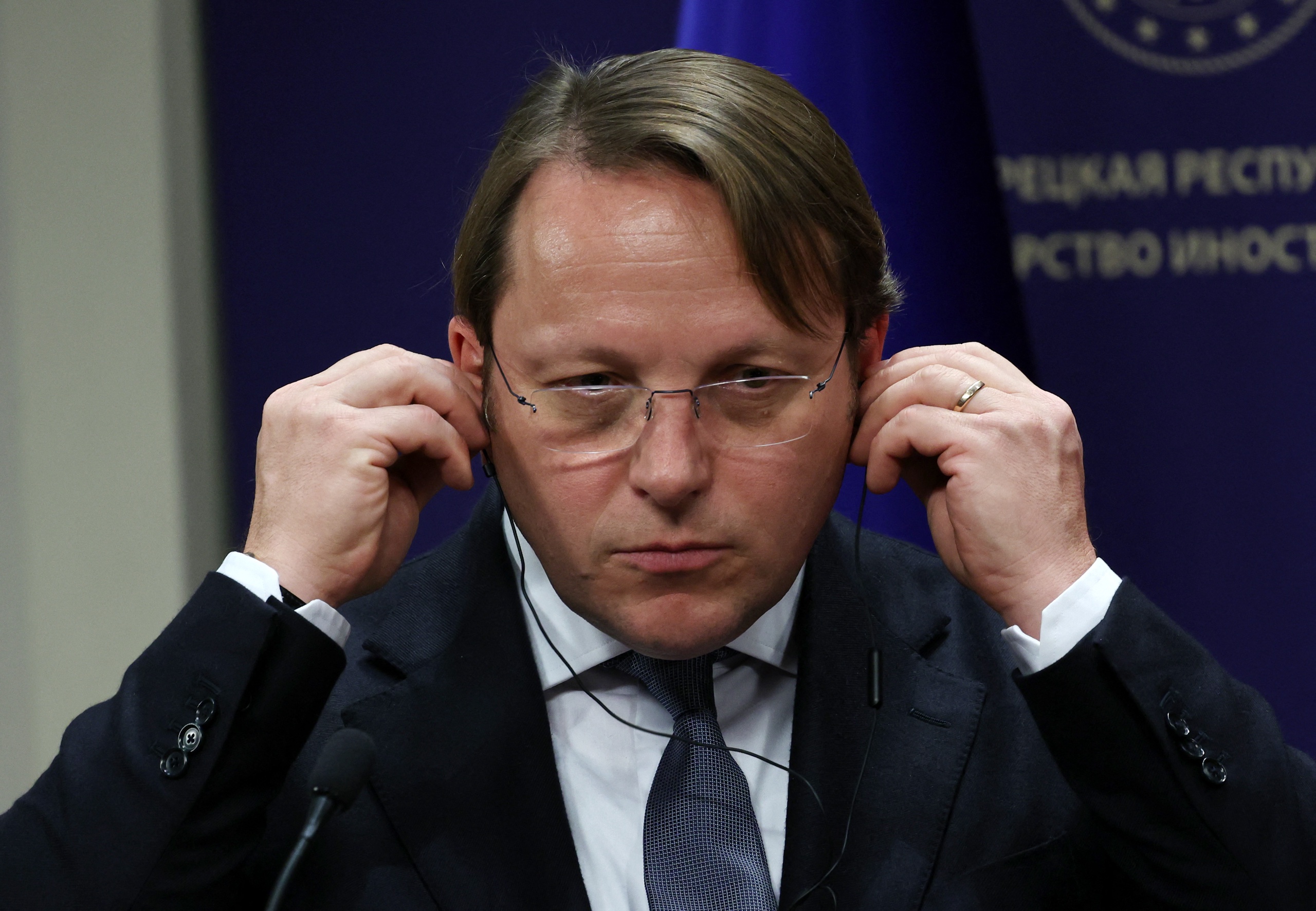 De Hongaarse Eurocommissaris voor Nabuurschap en Uitbreiding Olivér Várhelyi. Volgens VVD-Europarlementariër Bart Groothuis een stroman van Viktor Orbán. De Europese Commissie stelt een onderzoek in naar Várhelyi.