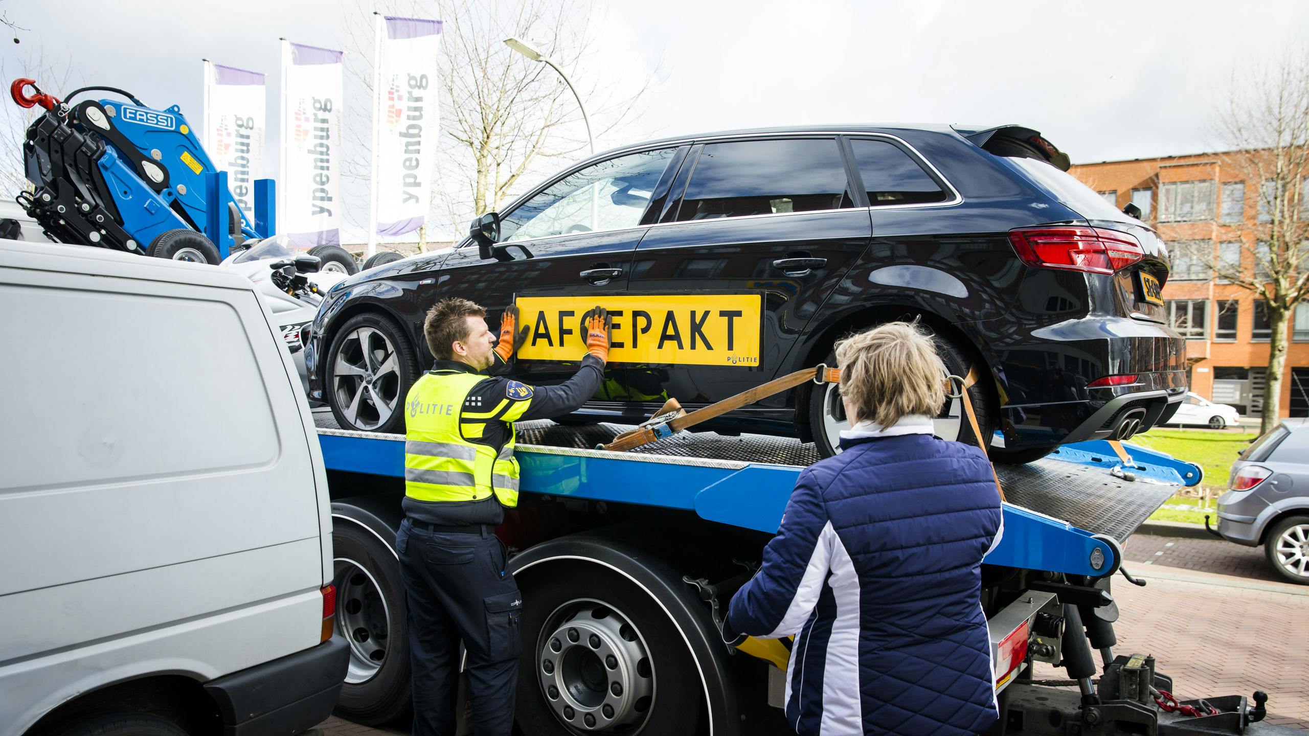 Voertuigen worden door de politie in beslag genomen.