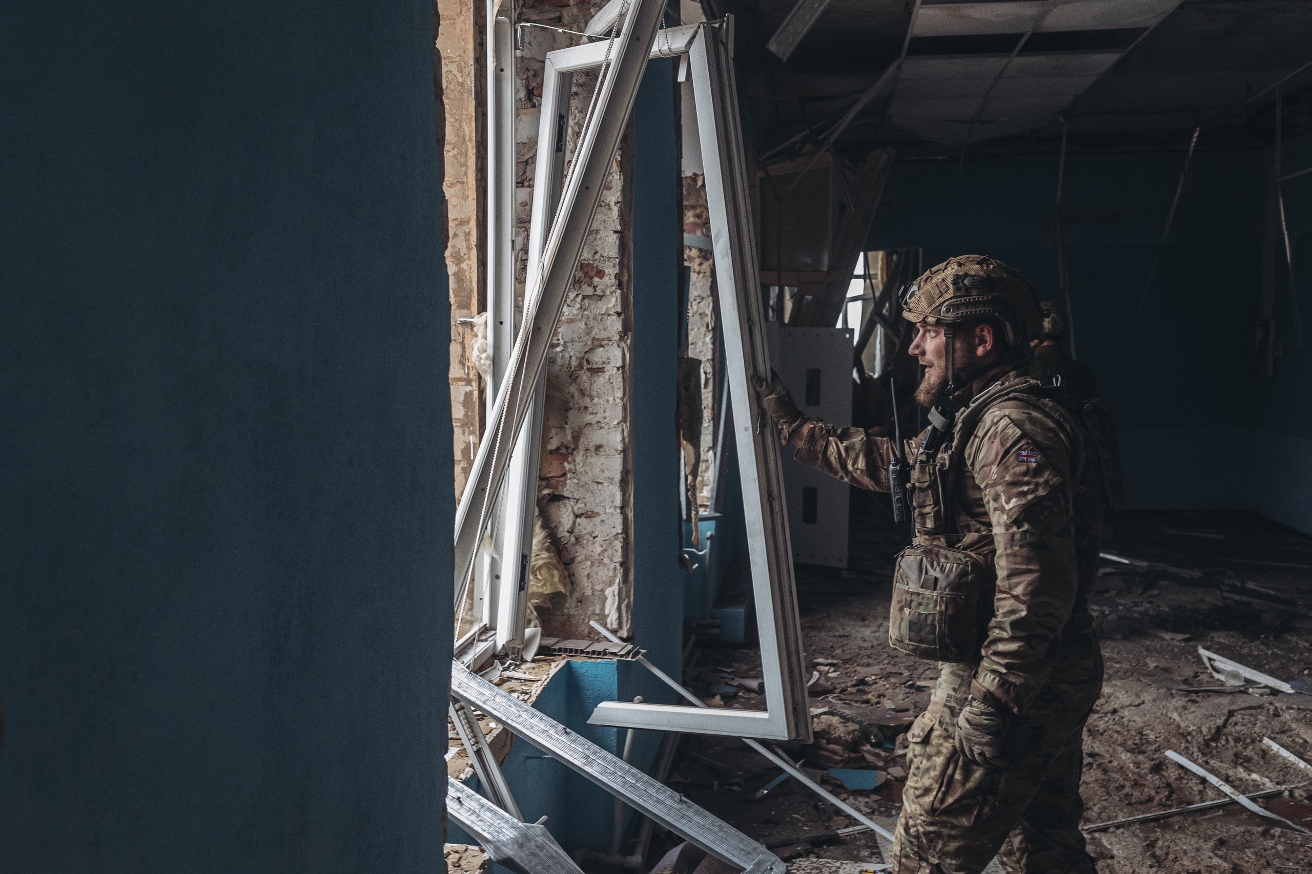 Een Oekraïense militair in een verlaten gebouw in Donetsk.