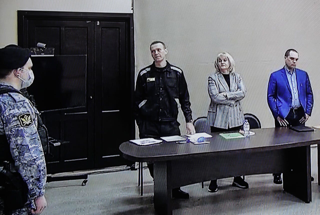 Navalny en zijn advocaten tijdens de rechtszaak.
