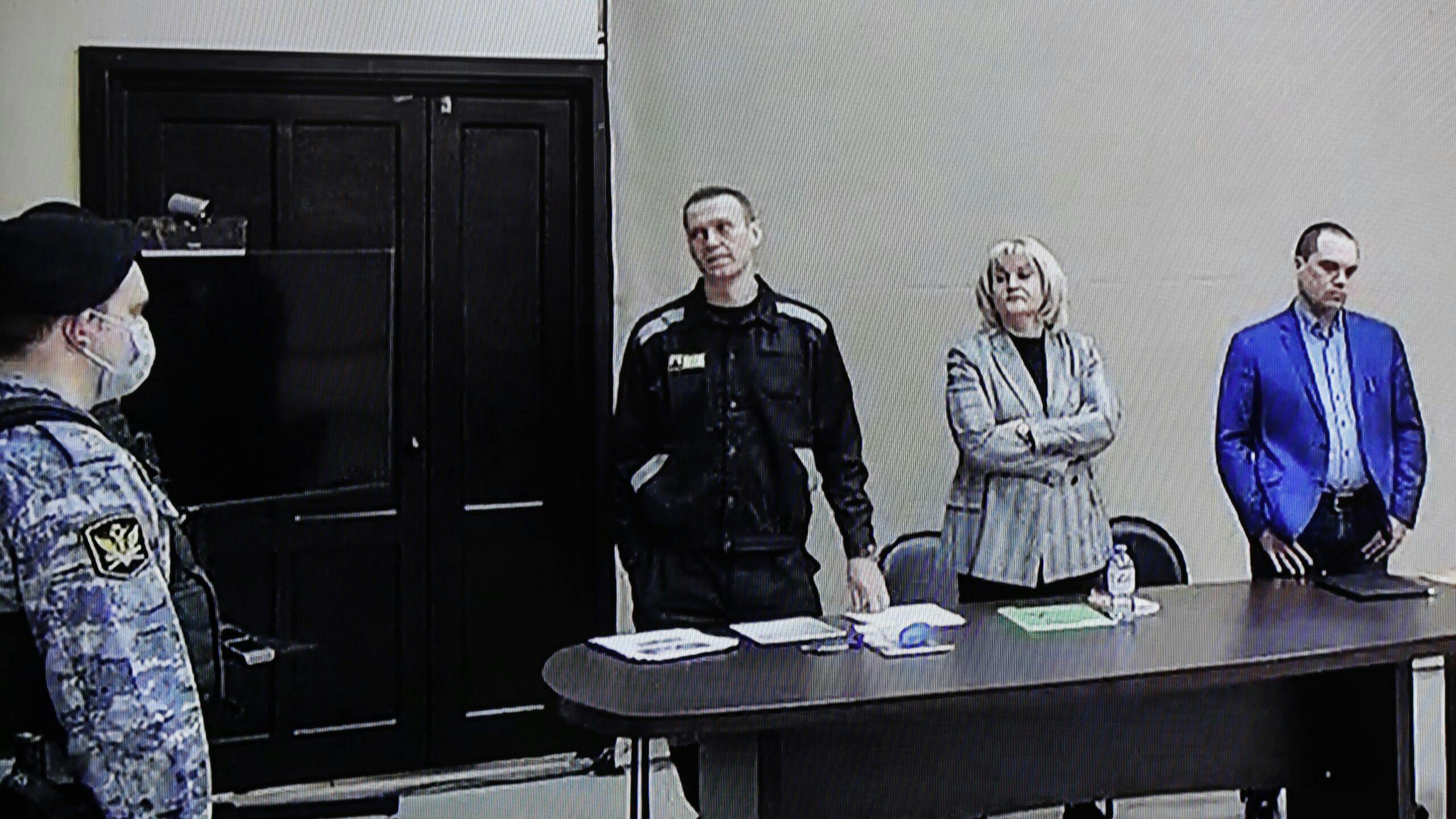 Navalny en zijn advocaten tijdens de rechtszaak. 