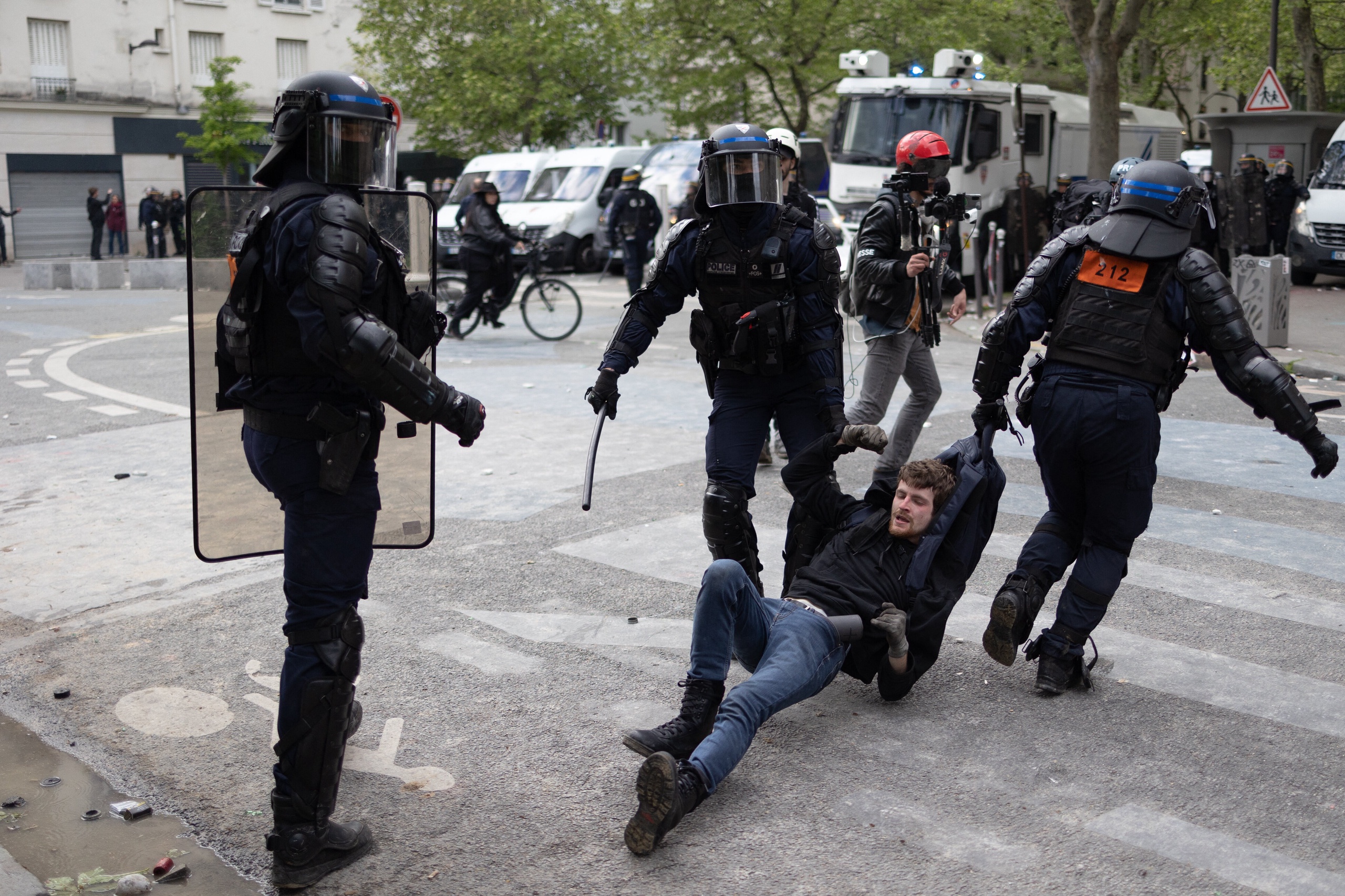 La police anti-émeute française arrête des manifestants lors d'affrontements sur la place de la Nation lors d'une manifestation le 1er mai (fête du travail), marquant la Journée internationale des travailleurs, plus d'un mois après que le gouvernement a fait adopter un projet de loi impopulaire sur la réforme des retraites par le Parlement.  Les partis d'opposition et les syndicats ont appelé les manifestants à poursuivre leur campagne de trois mois contre la loi, qui fera passer l'âge de la retraite de 62 à 64 ans.