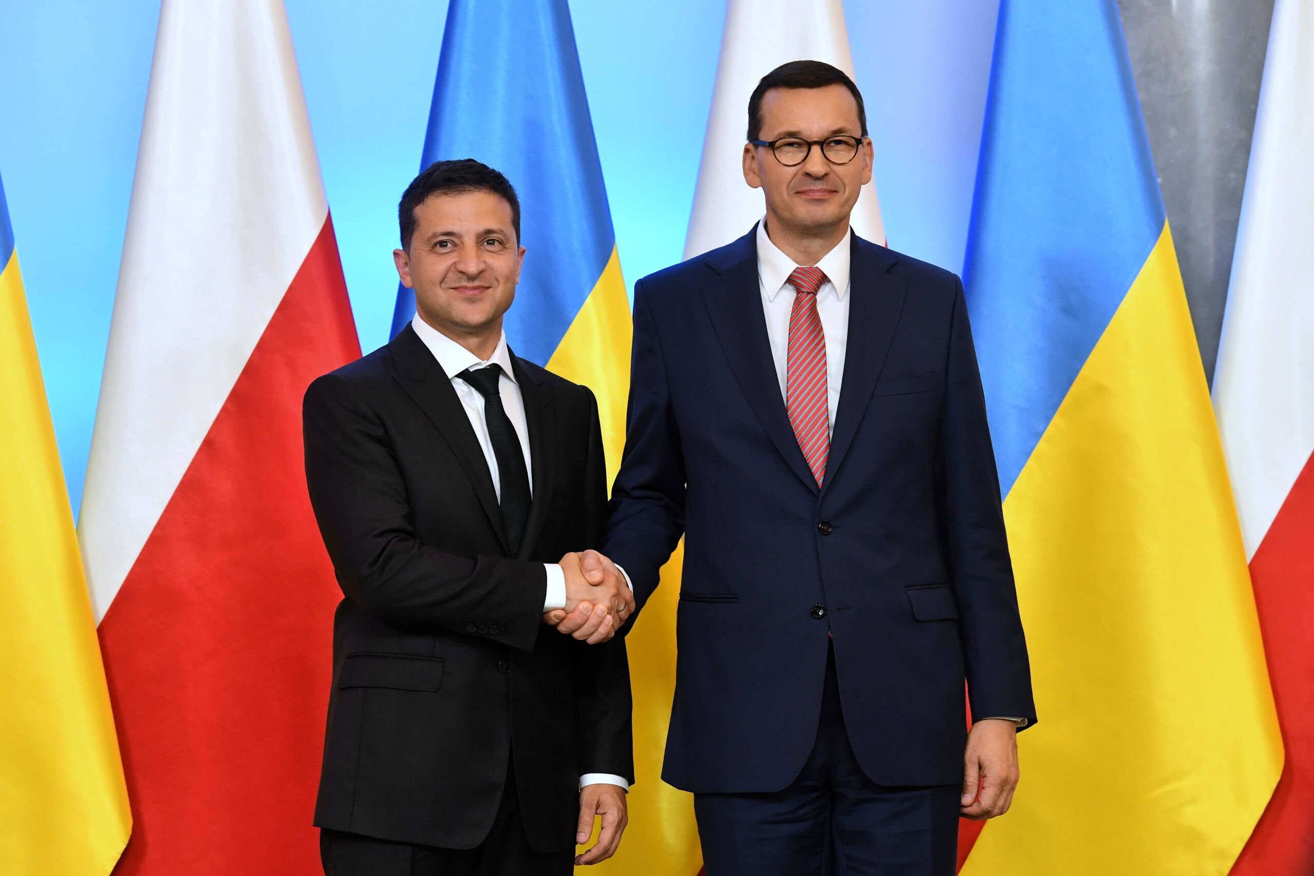 De Poolse premier Mateusz Morawiecki (R) en de Oekraïense president Volodimir Zelenski (L) bij een eerder bezoek.