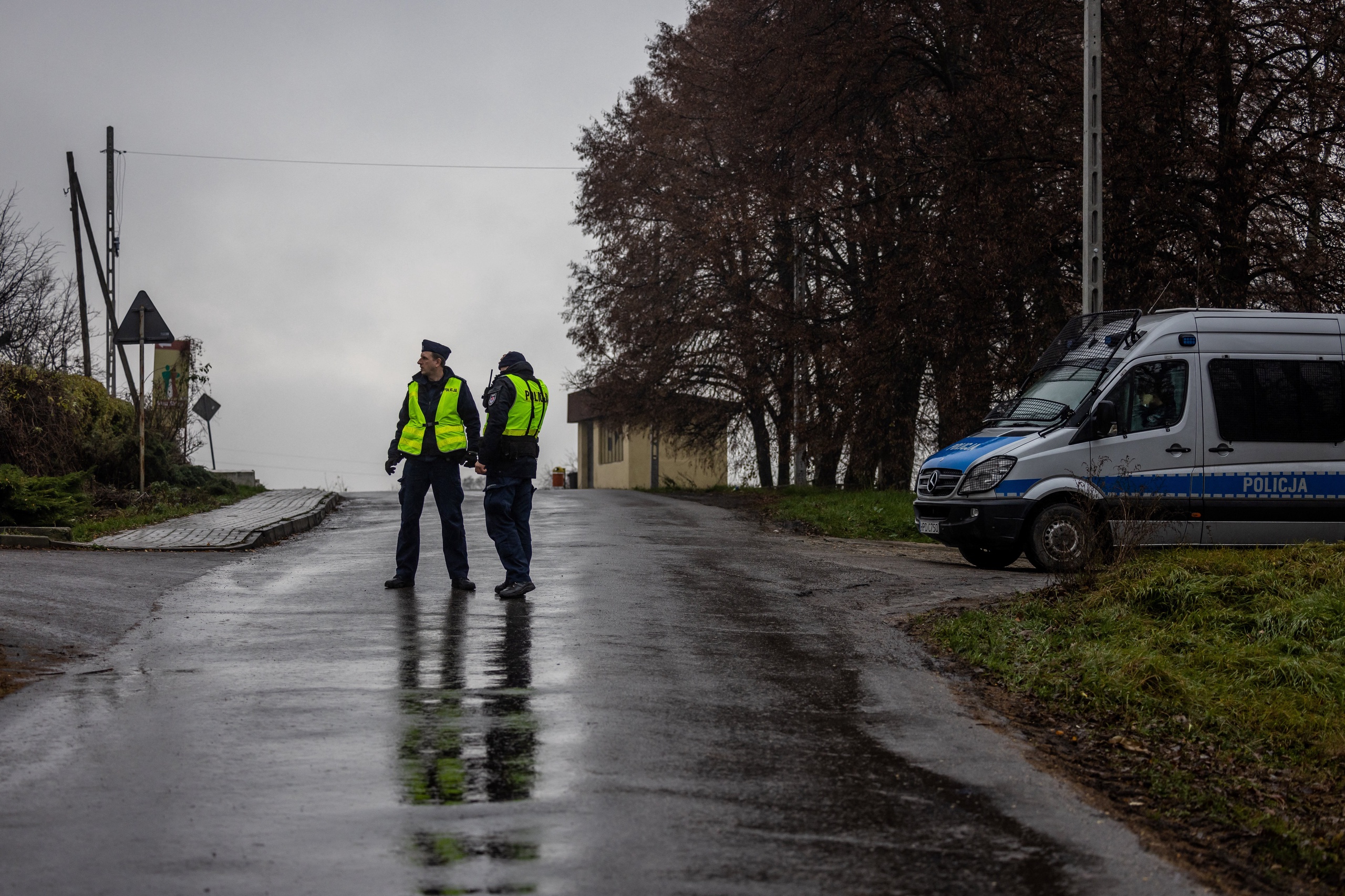 Poolse politie nabij de plek waar dinsdag een raket is ingeslagen. Steeds meer signalen wijzen er op dat de raket uit Oekraïne kwam.