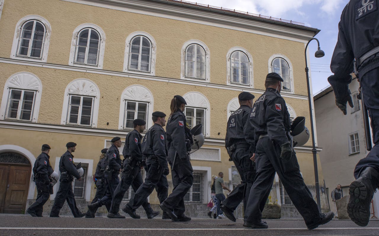 Agenten lopen voorbij het huis waar Hitler woonde tijdens een anti-Nazi-protest in 2015.