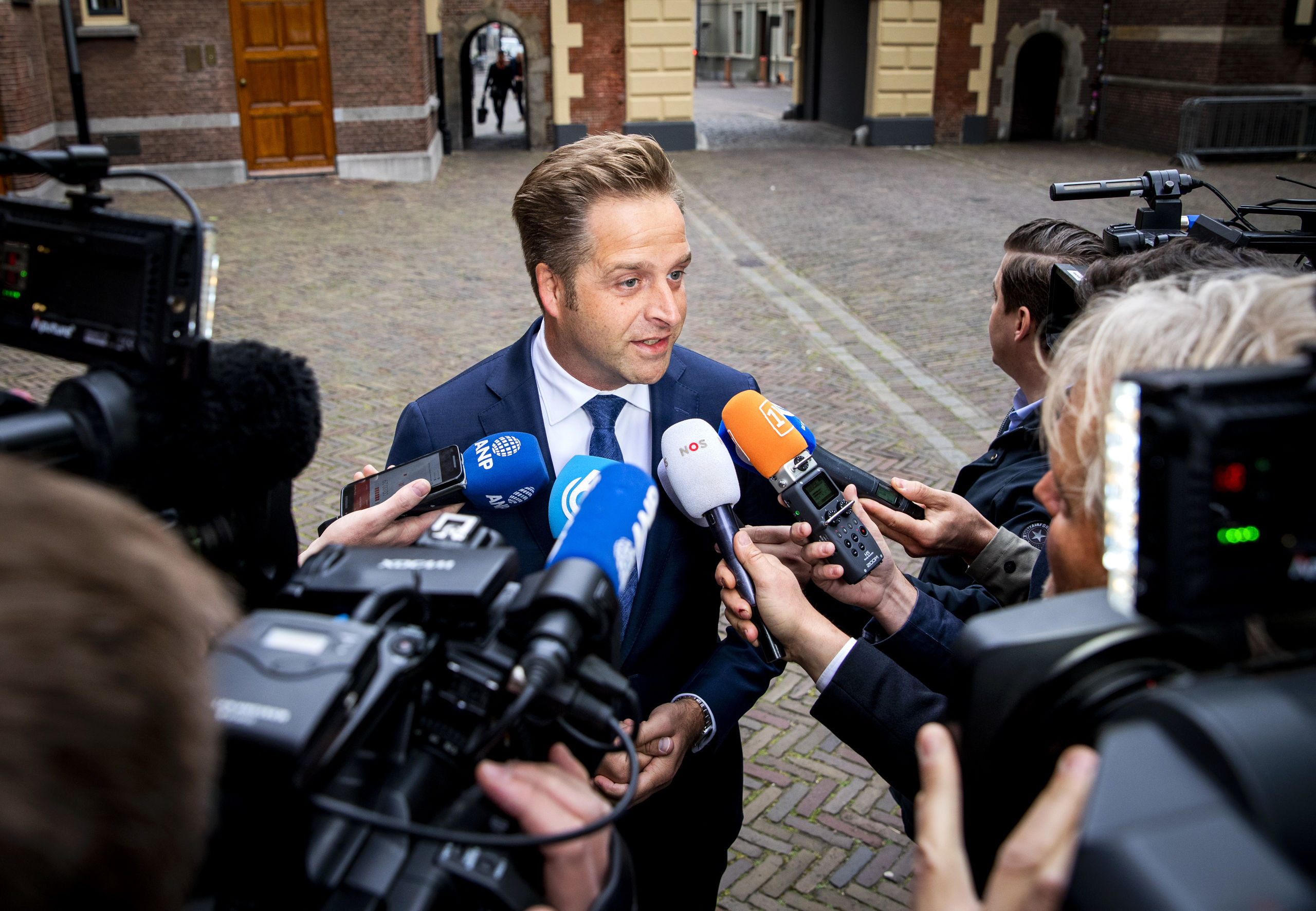 Hugo de Jonge, minister van Volksgezondheid, Welzijn en Sport, komt aan op het Binnenhof voor de wekelijkse ministerraad.