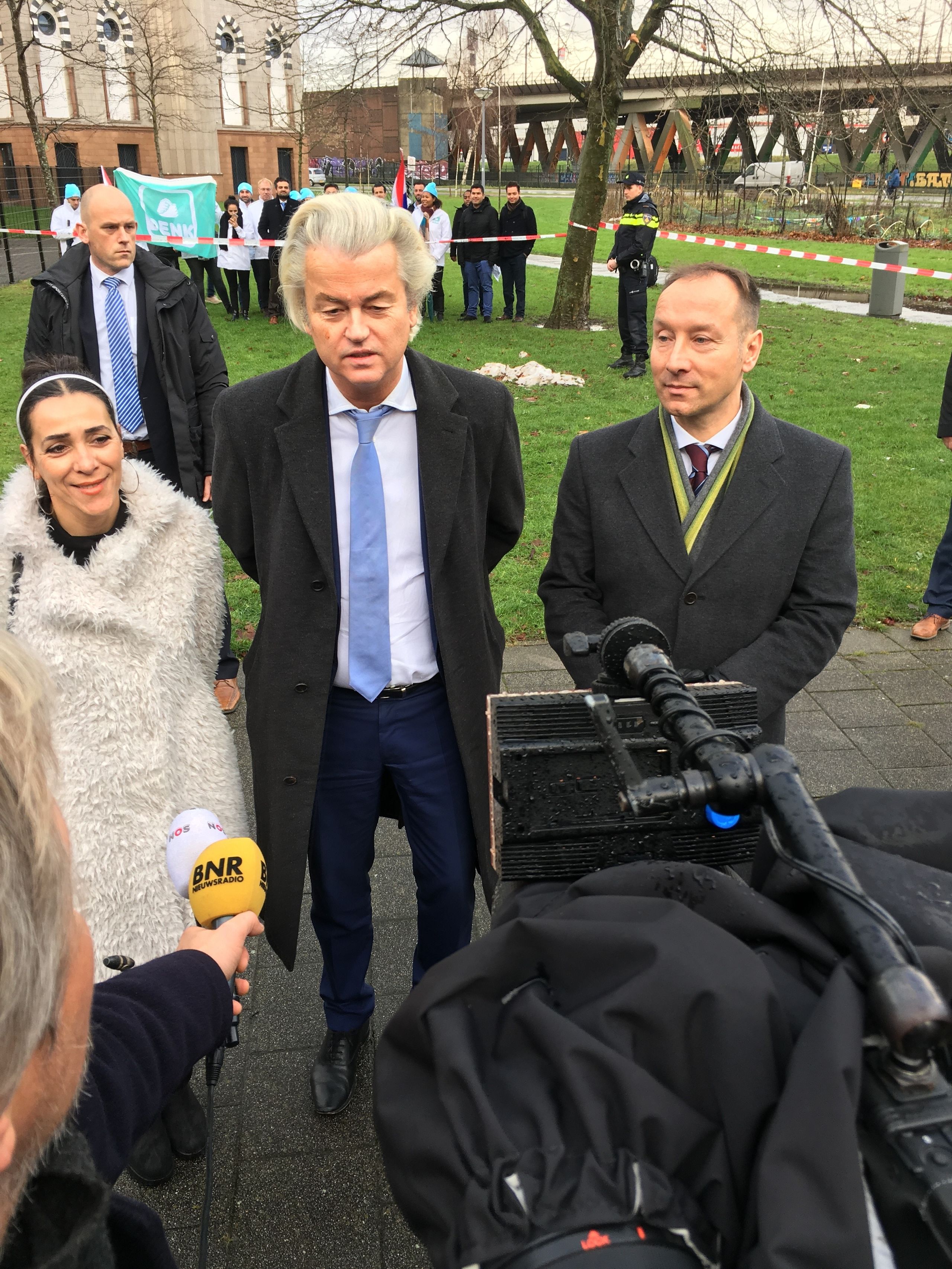 PVV-leider Geert Wilders met lijsttrekker Géza Hegedüs (R) en de nummer twee, Marjan Goncalvez