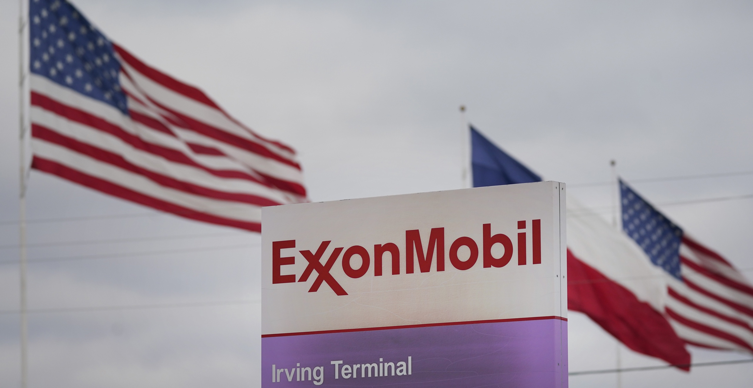 Het Witte Huis is boos over de recordwinst die het Amerikaanse olie- en gasconcern ExxonMobil over 2022 heeft geboekt.
