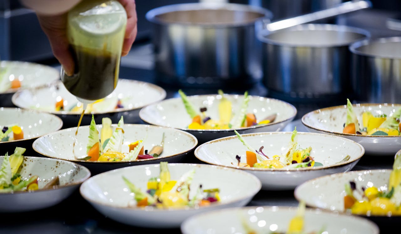 2016-03-13 12:08:58 AMSTERDAM - 24 Sterrenchefs, in totaal goed voor 34 Michelinsterren, koken 24 uur lang de sterren van de hemel tijdens 24h PRESSROOM, een benefietactie voor dance4life. ANP BART MAAT
