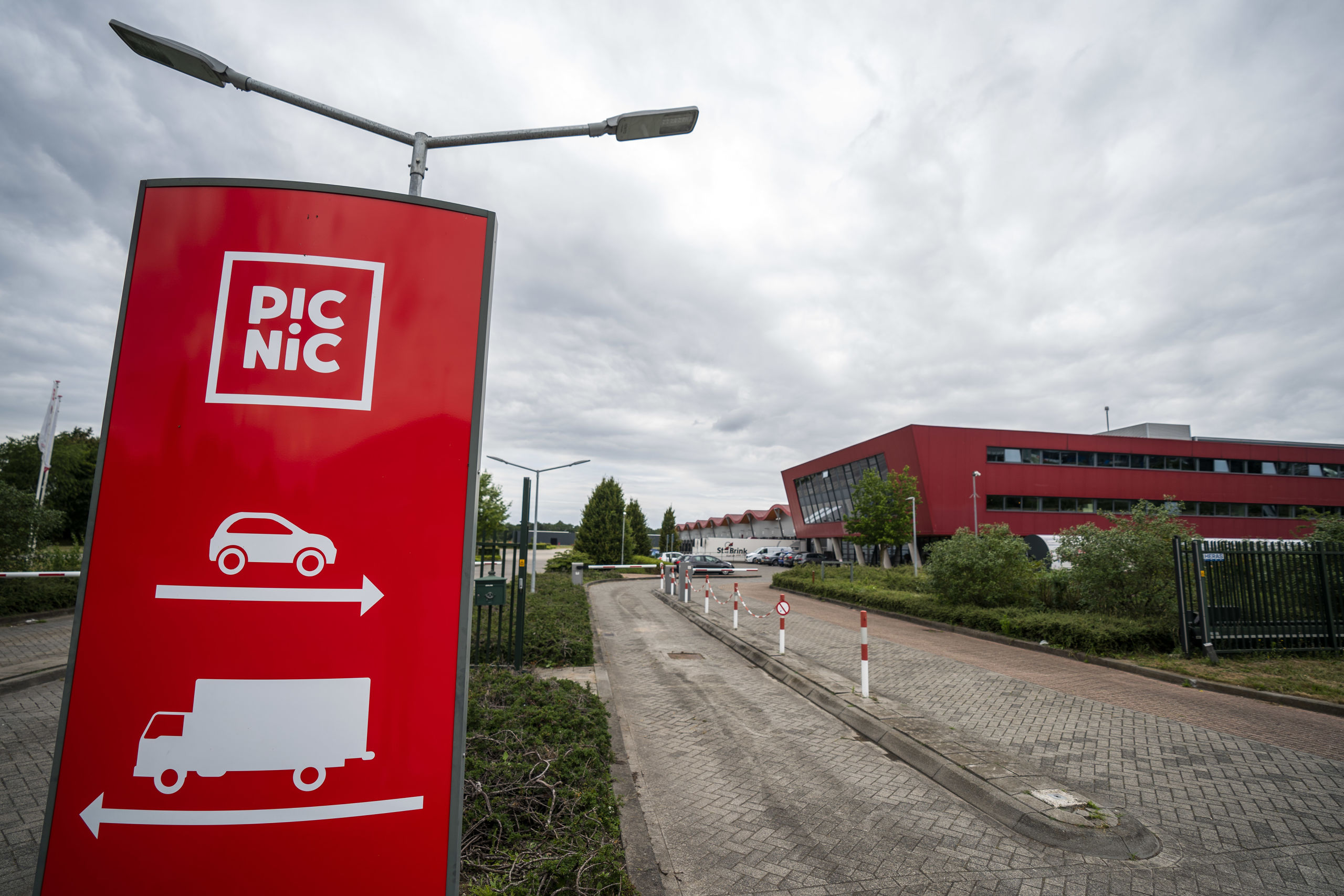Exterieur van het nieuwe distributiecentrum van de online-supermarkt Picnic.