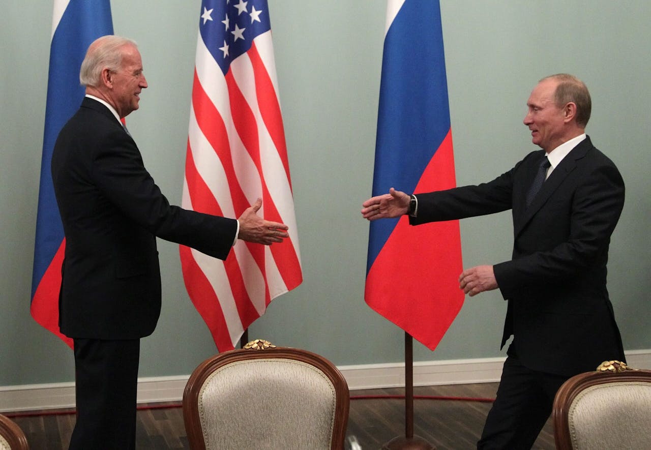 In Moskou ontvangt Vladimir Poetin (toen premier) de Amerikaanse vicepresident Joe Biden, tijdens een driedaags bezoek van de huidige presidentskandidaat aan Rusland in 2011.