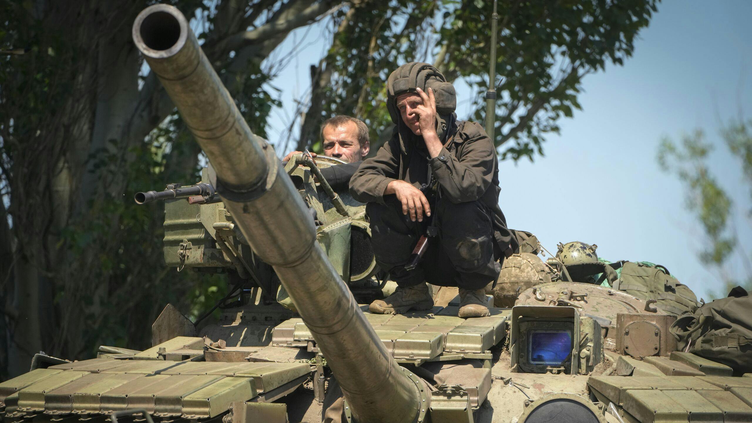 Een Oekraïense soldaat op een tank in de Donetsk regio.