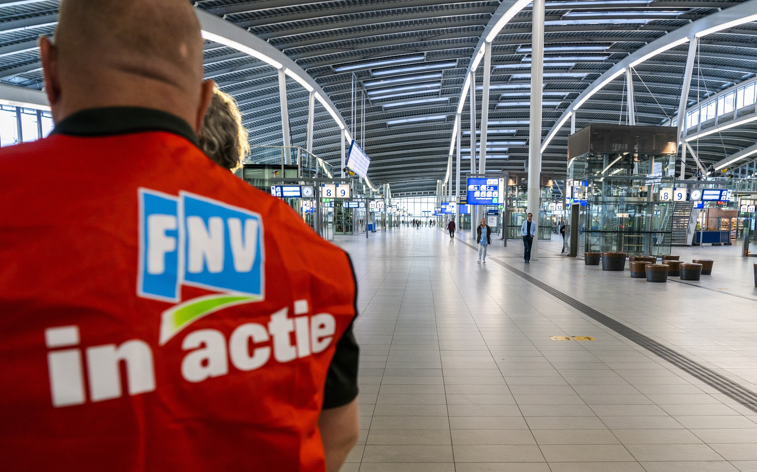 UTRECHT - Stakende NS-medewerkers op Utrecht Centraal in verband met NS-stakingen in regio midden-Nederland. Personeel van de Nederlandse Spoorwegen leggen in een estafettestakingen van 24 uur plaatselijk het werk neer. 