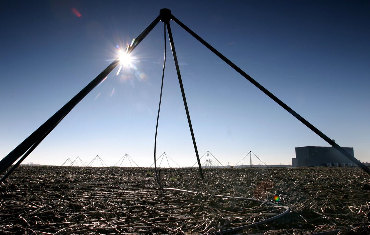 Een gedeelte van de radiotelescoop LOFAR in het Drentse Exloo. De radiotelescoop is de grootste ter wereld en kan helpen bij het verdere onderzoek naar de sterrenstelsels.