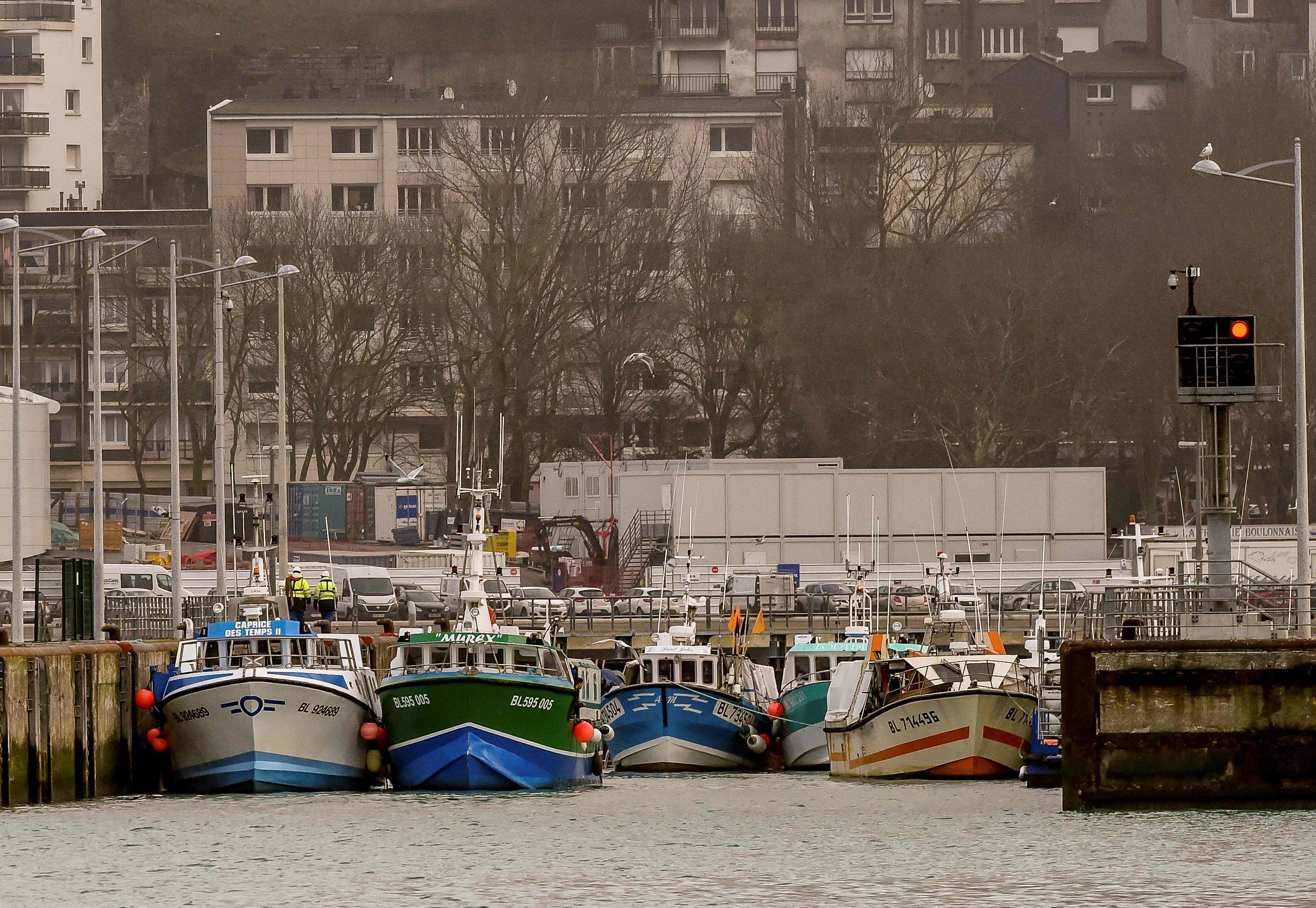 Franse vissers blokeren de haven van Boulogne-sur-Mer.