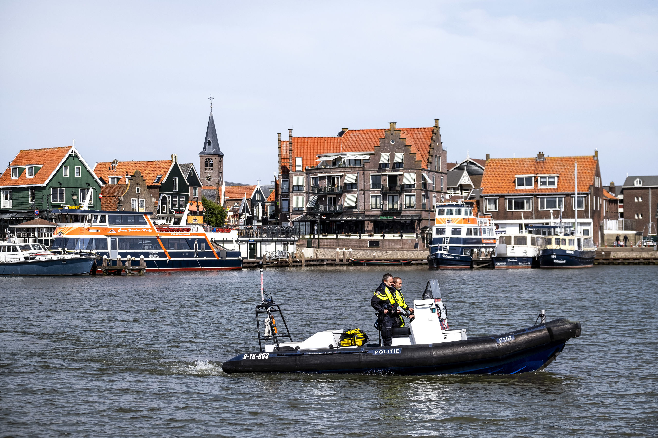 De gemeente Volendam gaat de pleziervaart tijdens het paasweekeinde de doorgang belemmeren