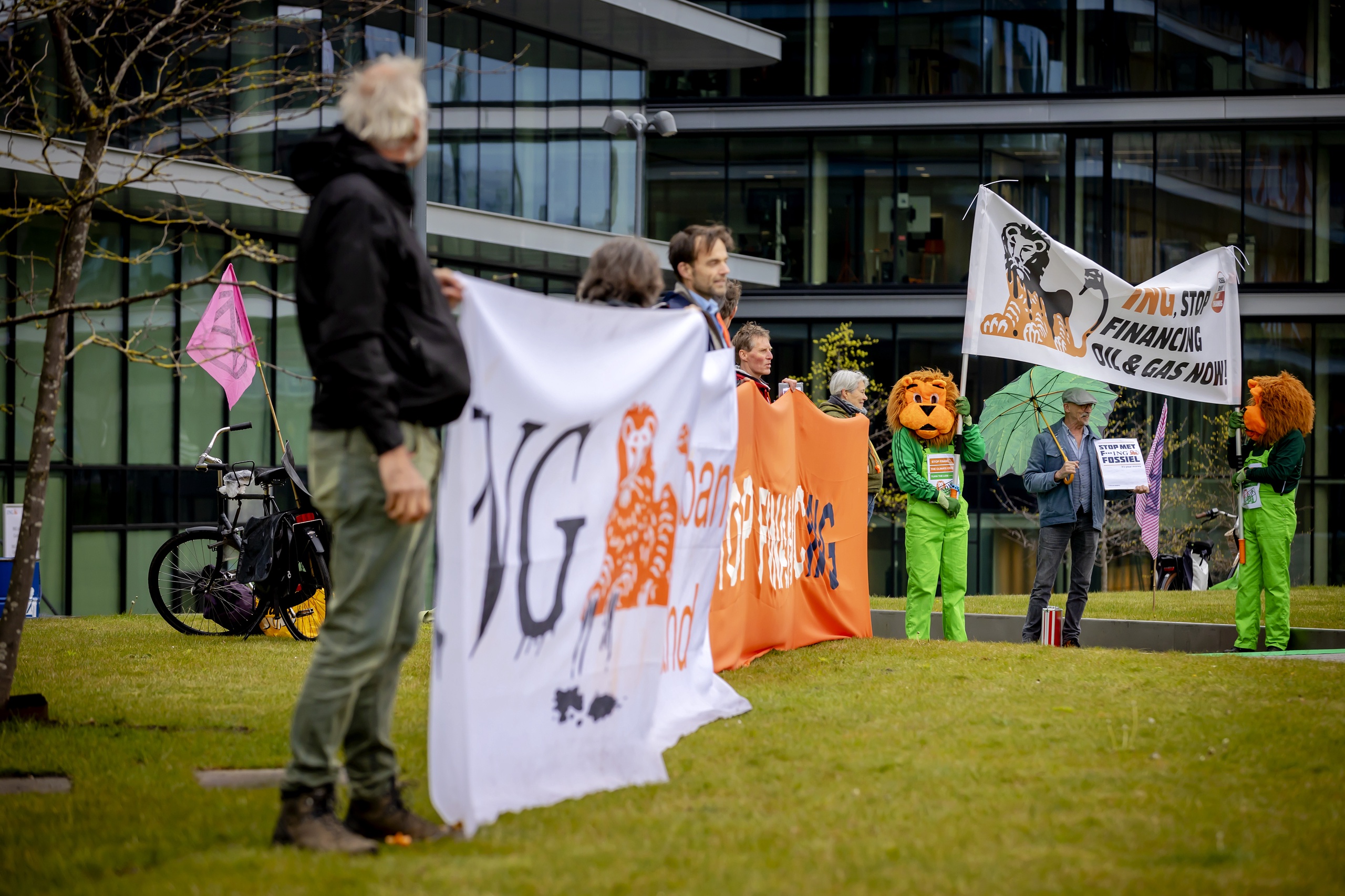 Een klimaatprotest bij ING. Nederlandse banken doen nog te weinig om klimaatdoelen te halen. Uit onderzoek van onderzoeksbureau Profundo blijkt namelijk dat Nederlandse financiële instellingen 244 ton CO2 per jaar uitstoten. 