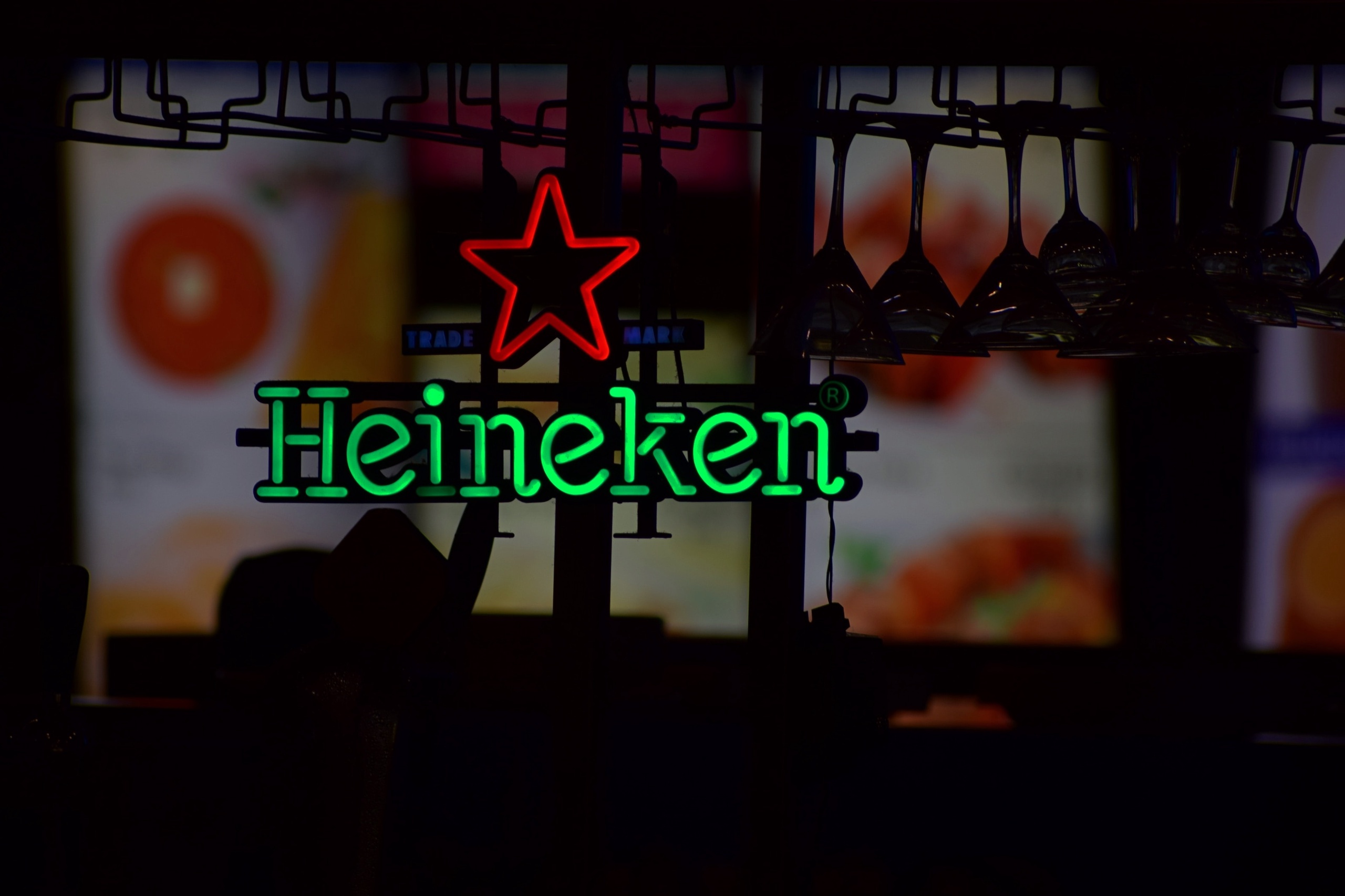 De Jong voegt hieraan toe dat nog niet alle westerse bedrijven zijn vertrokken, terwijl ze dat wel hebben toegezegd. Als voorbeeld noemt hij 'ons eigen Heineken'. 'Heineken is nog niet vertrokken uit Rusland, terwijl ze dat wel hadden aangekondigd na het uitbreken van de oorlog.