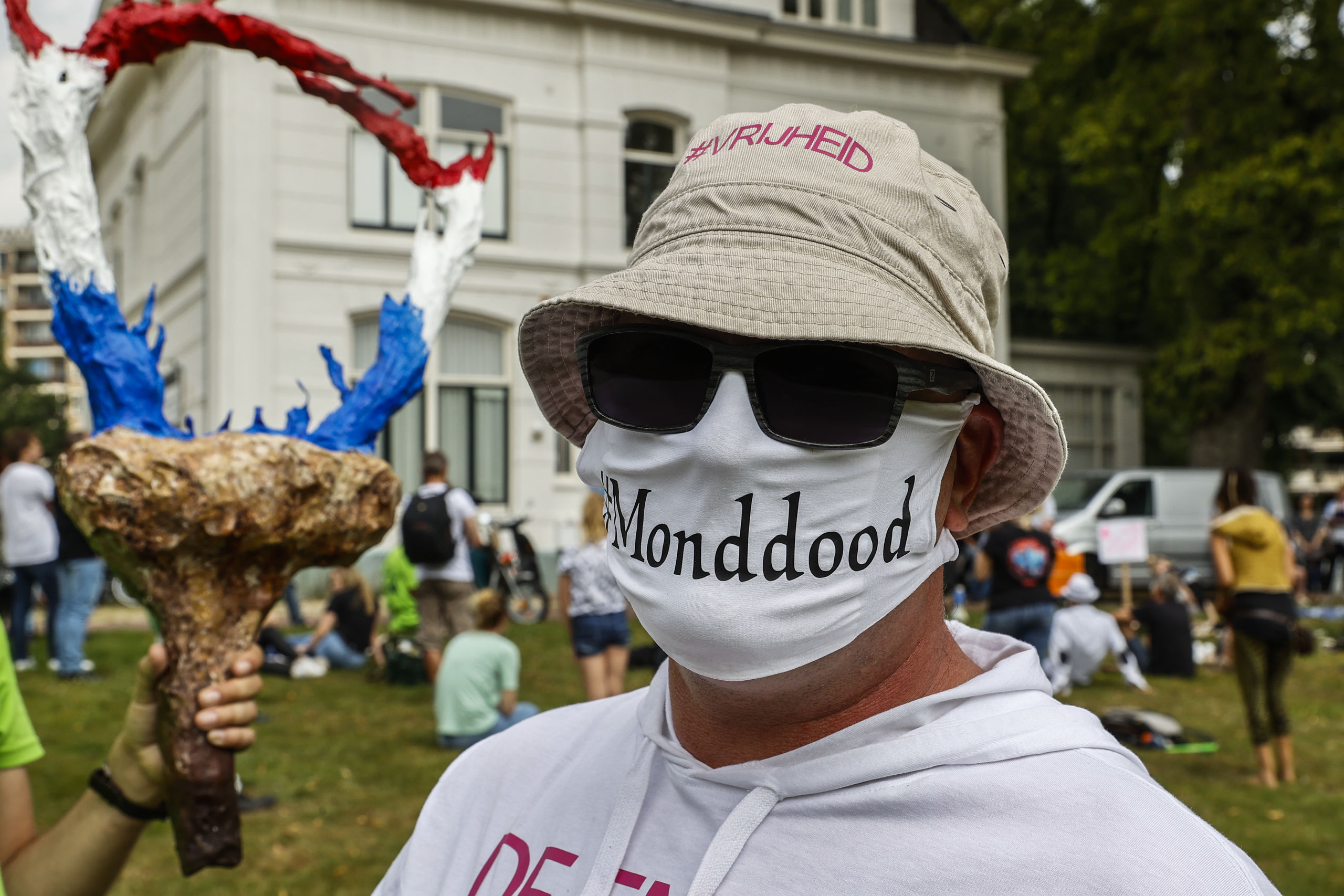 2020-08-02 13:32:16 ENSCHEDE - Actievoerders demonstreren tegen de coronamaatregelen bij Villa de Bank. De deelnemers zijn onder meer tegen de anderhalvemetersamenleving als gevolg van het coronavirus en willen geen verplichting om mondkapjes te dragen. ANP VINCENT JANNINK