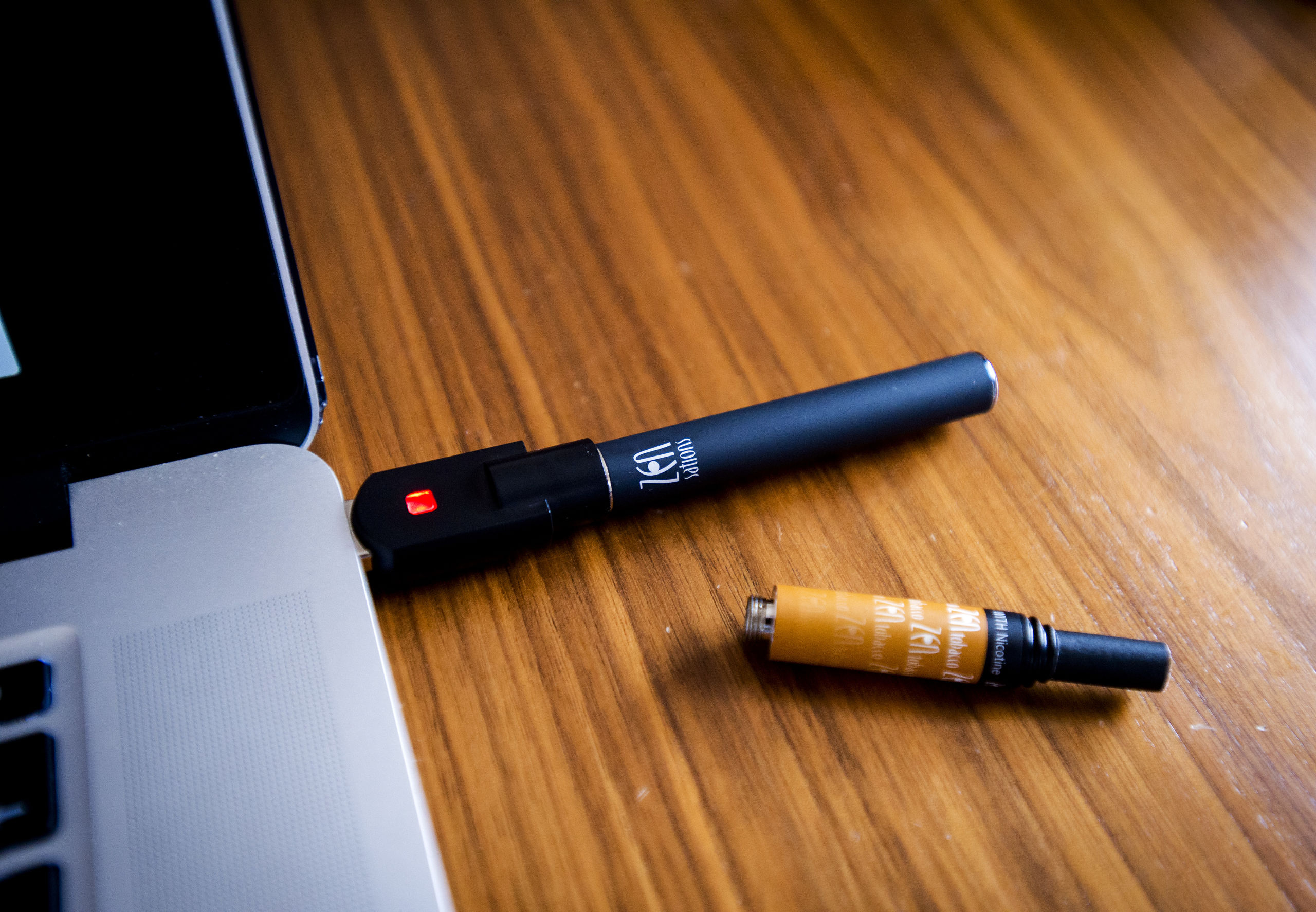Een e-sigaret wordt opgeladen via de usb-poort van een laptop.