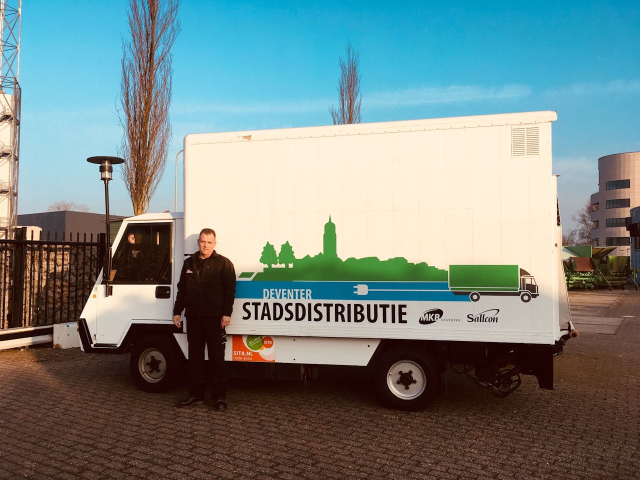 Jan de Groot uit Deventer, met zijn elektrische vrachtwagen.