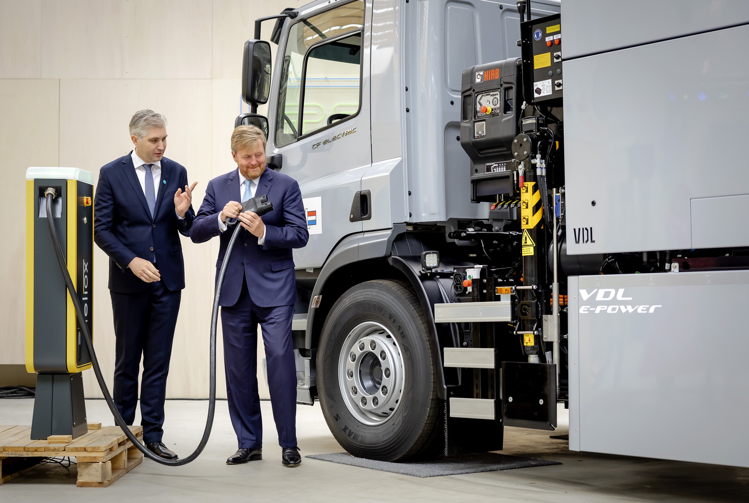 Willem-Alexander bij een elektrische DAF-vrachtwagen