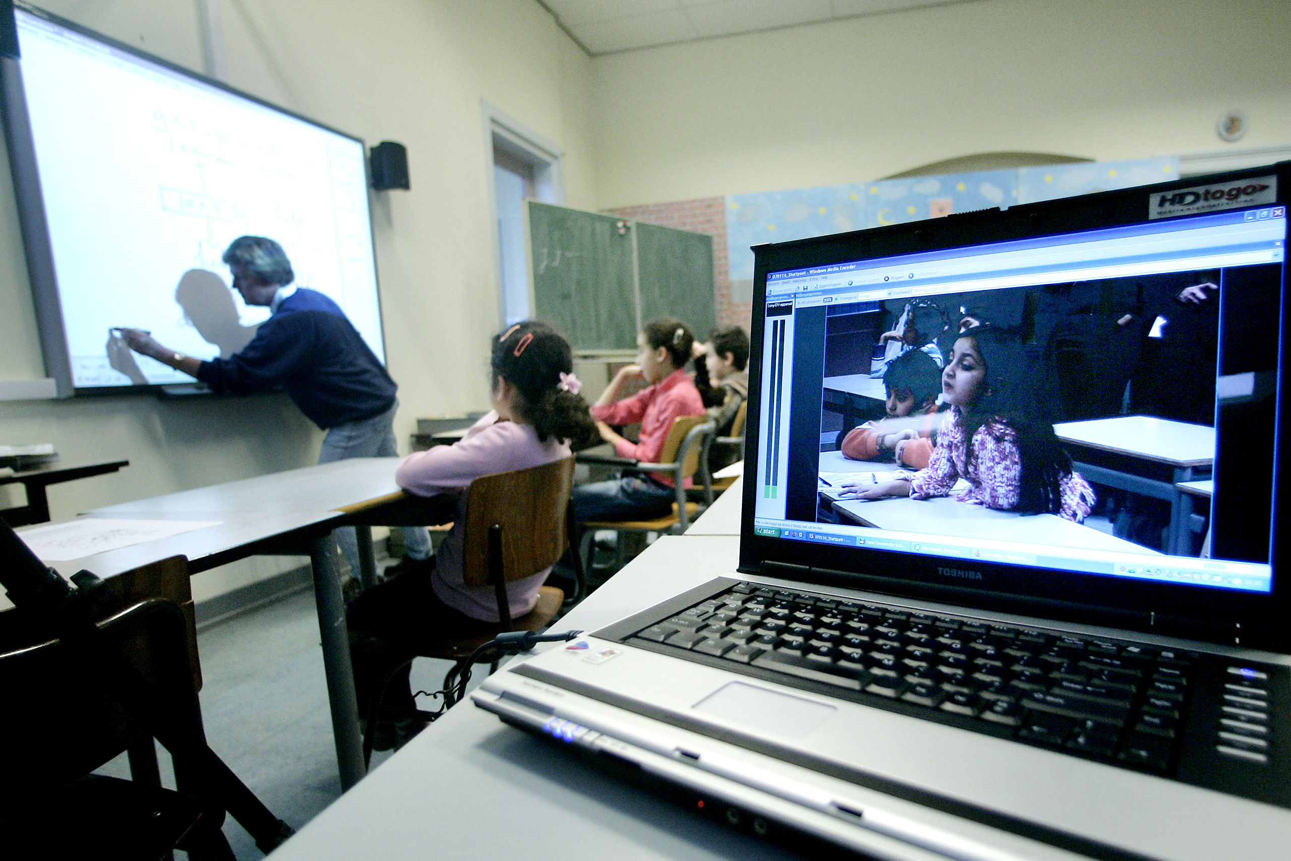 DEN HAAG - Kennisnet ICT lanceert dinsdag in op basisschool Onze Wereld in Den Haag de actie Webcam in de klas. Deze actie is een onderdeel van de campagne - Meekijken in het onderwijs van uw kind - . Ouders kunnen via een internetsite zien hoe het er in de klas van hun kind aan toe gaat