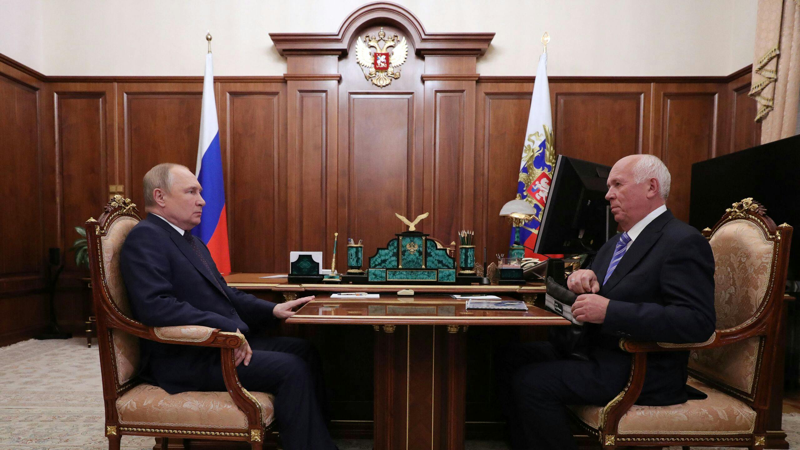 President Poetin heeft een meeting met de CEO van het staatsbedrijf Rostec Sergei Chemezov