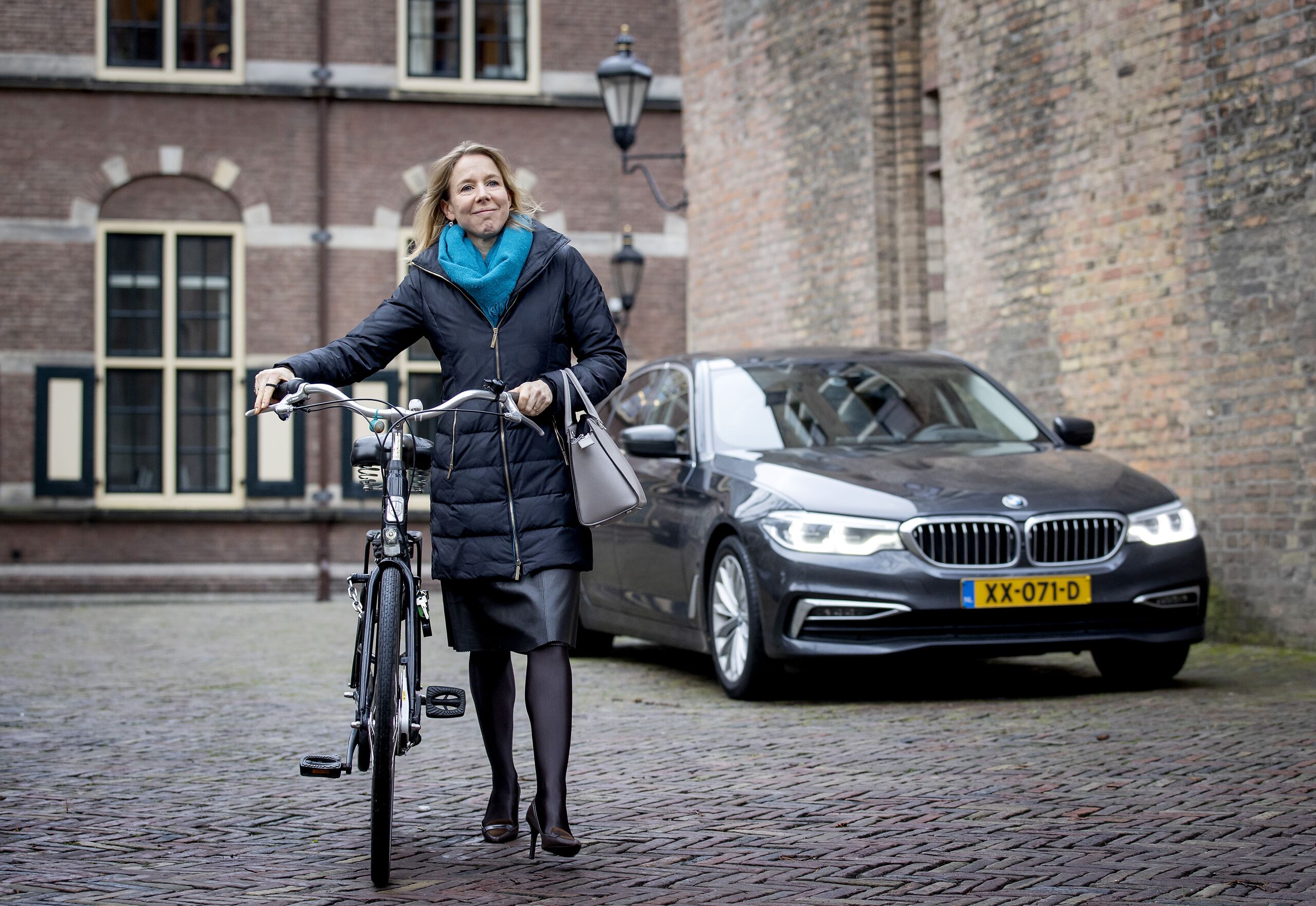 Stientje van Veldhoven, demissionair staatssecretaris van Infrastructuur en Waterstaat, met de fiets op het Binnehof