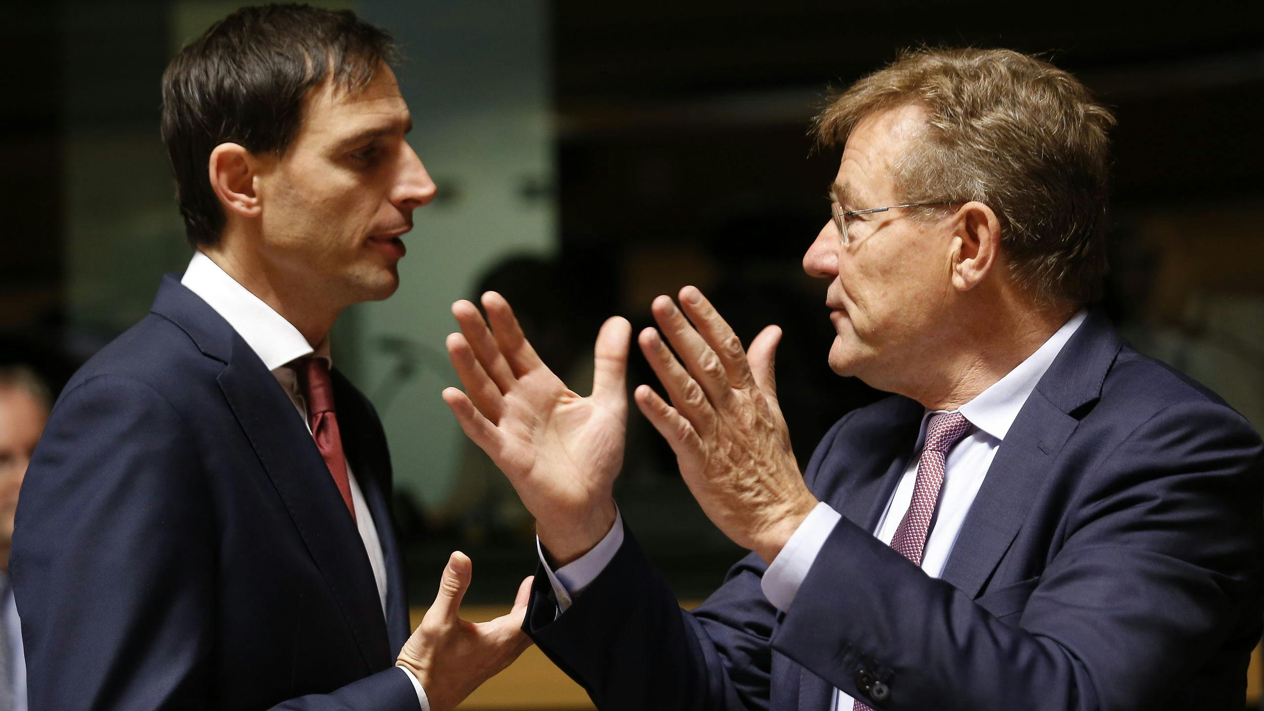 Minister Wopke Hoekstra en de vroegere Belgische minister van Financiën Johan Van Overtveldt