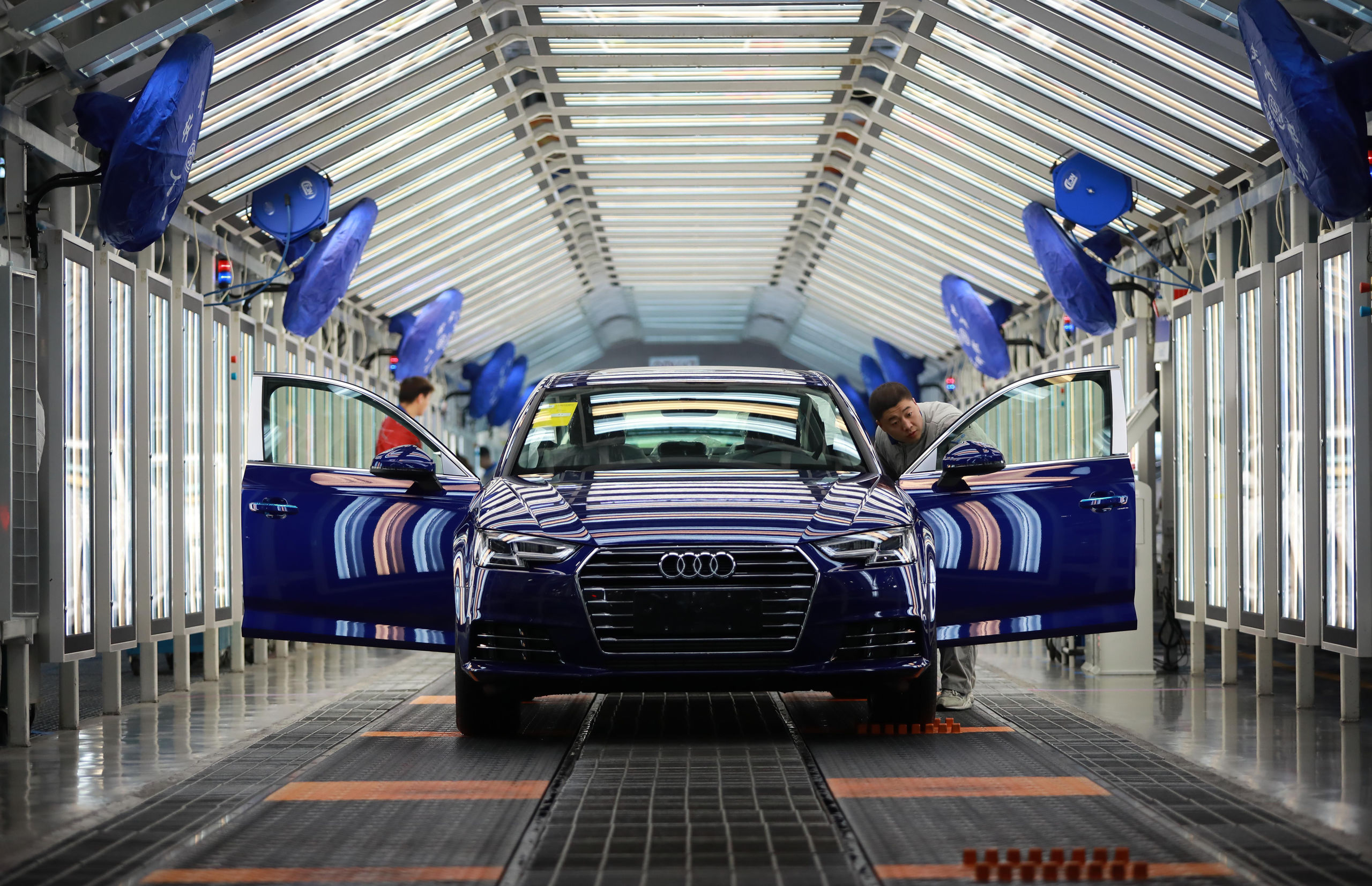 De Chinese overheid heeft ingegrepen op de automarkt omdat er een overcapaciteit was in de Chinese automobielindustrie.