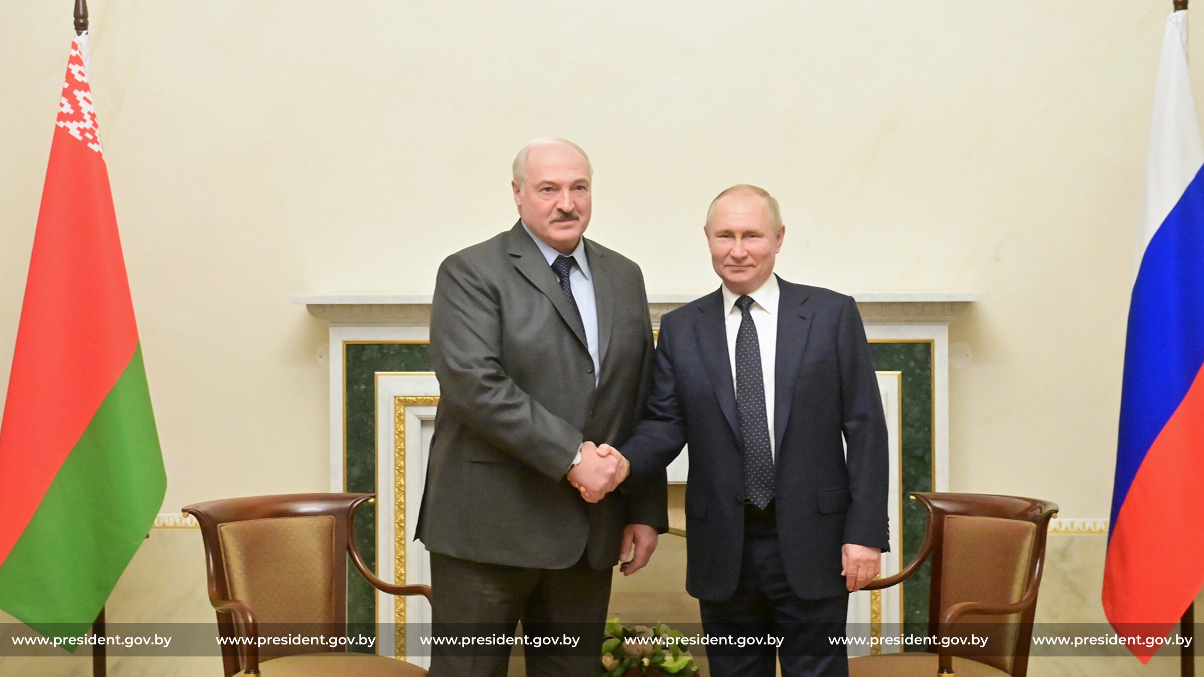 Loekasjenko (links) en Poetin tijdens een ontmoeting in 2021. 