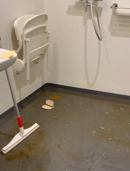 De badkamer in het ziekenhuis waar het Spaans-Portugese stel verblijft.