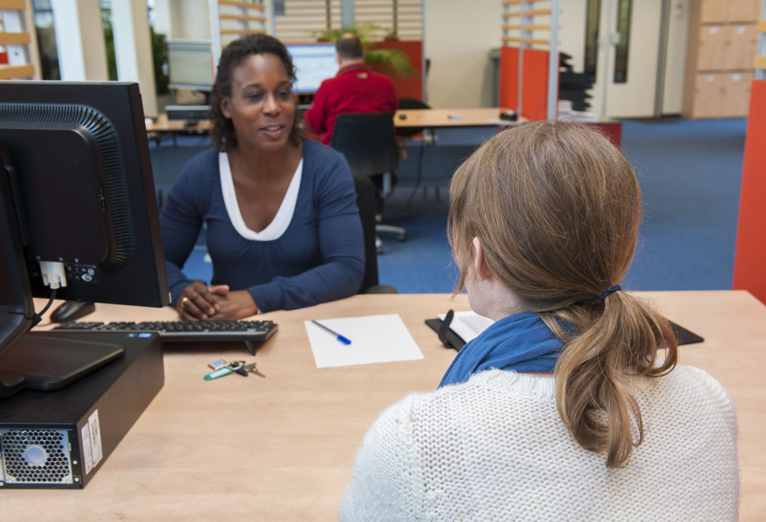 Een werkzoekende in gesprek met werkcoach van UWV Werkplein.