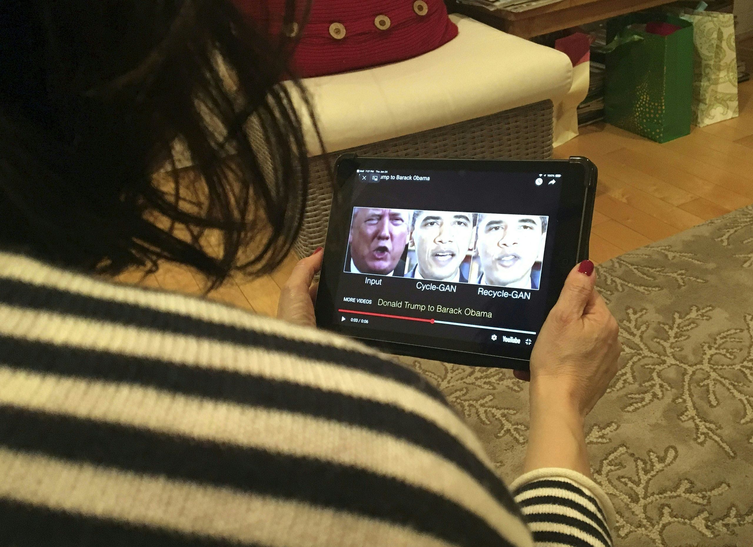 Een vrouw bekijkt deepfakes op een tablet. 