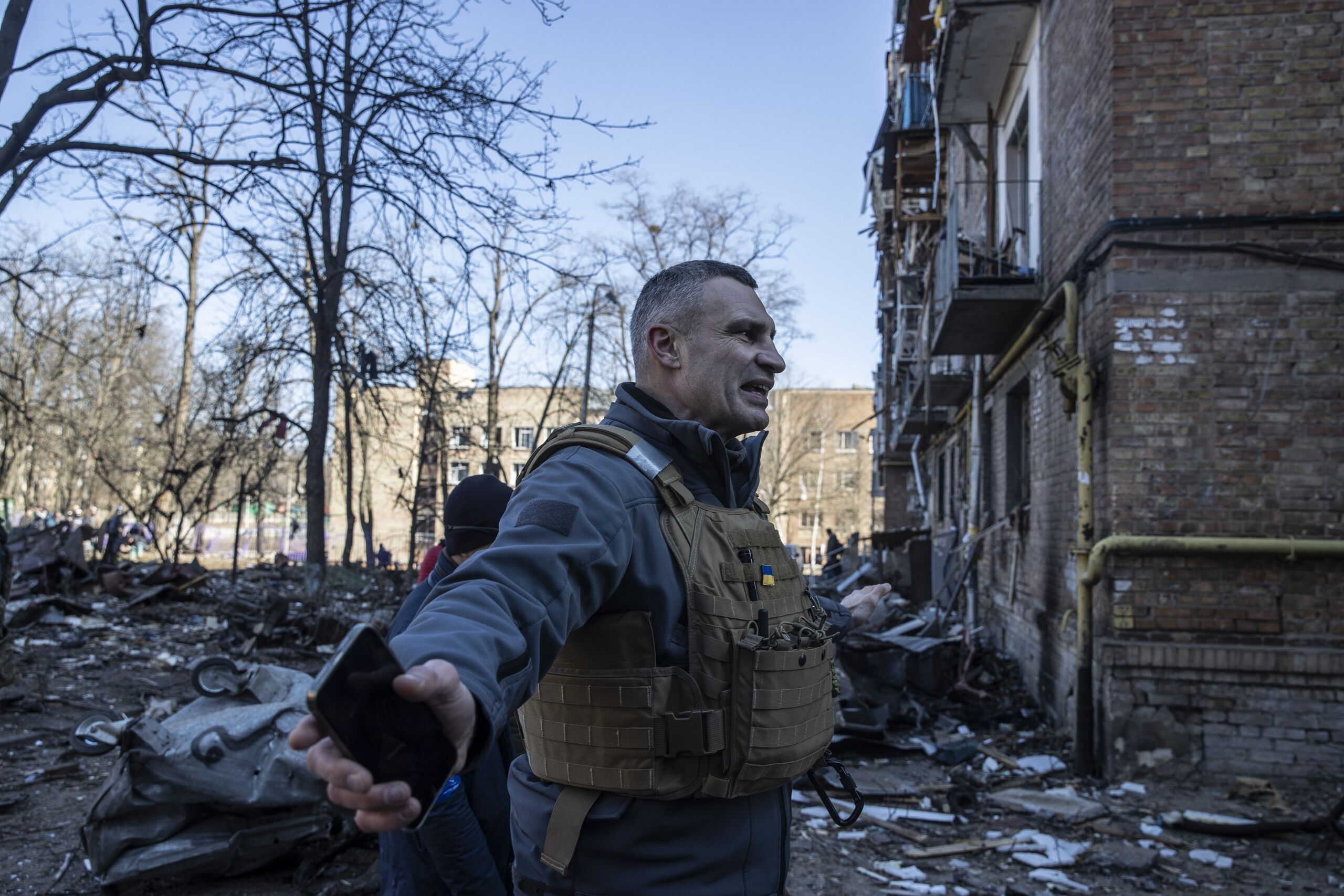 Burgemeester Vitali Klitschko van Kiev inspecteert de beschadigde burgerlijke nederzetting na Russische beschietingen in Kiev.