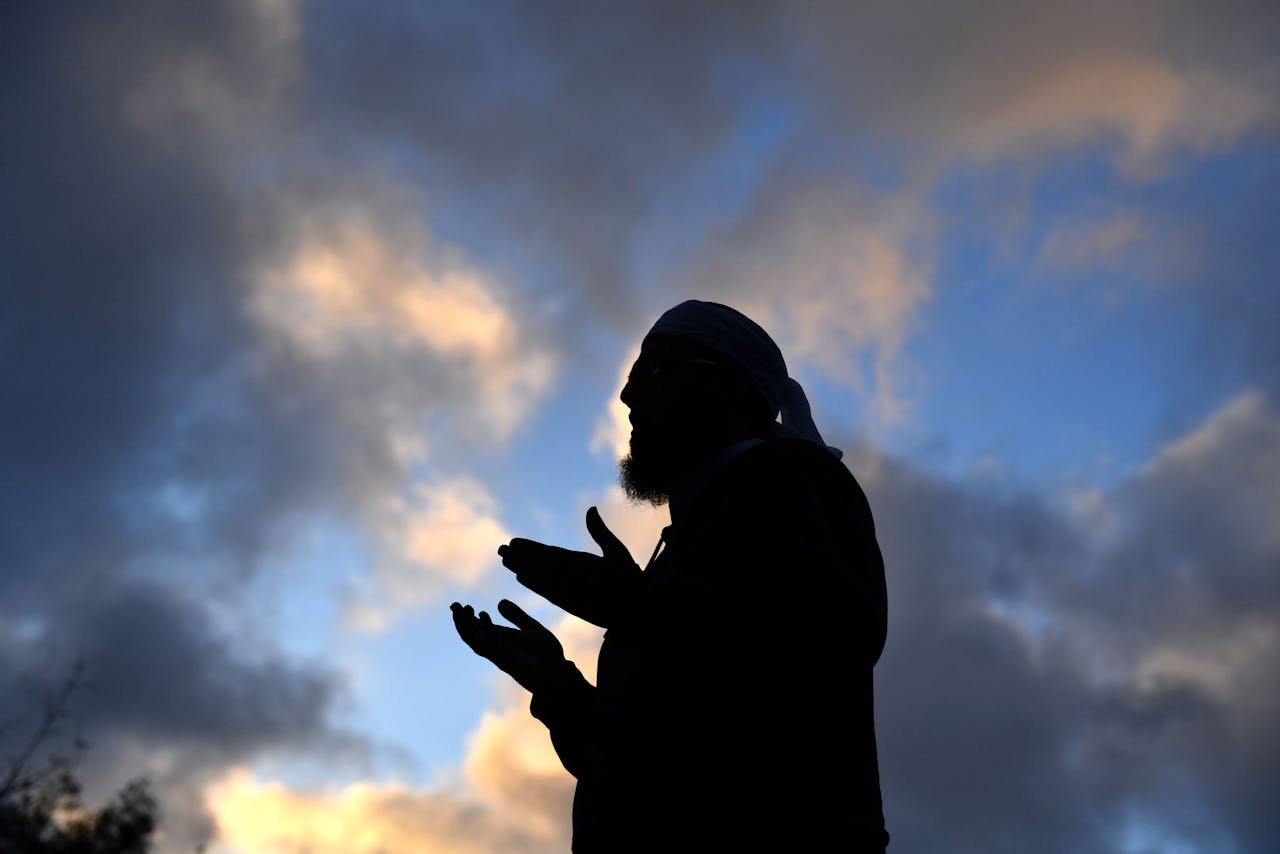 2019-03-19 18:00:59 epa07447672 Mufti Zeeyad Ravat leads the evening prayers in front of a makeshift memorial at the Al Noor Mosque on Deans Road in Christchurch, New Zealand, 19 March 2019. A gunman, believed to be a 28-year-old Australian man, who killed 50 worshippers at the Al Noor Masjid and Linwood Masjid, appeared in court on the morning of the 16 March charged with murder. EPA/MICK TSIKAS AUSTRALIA AND NEW ZEALAND OUT