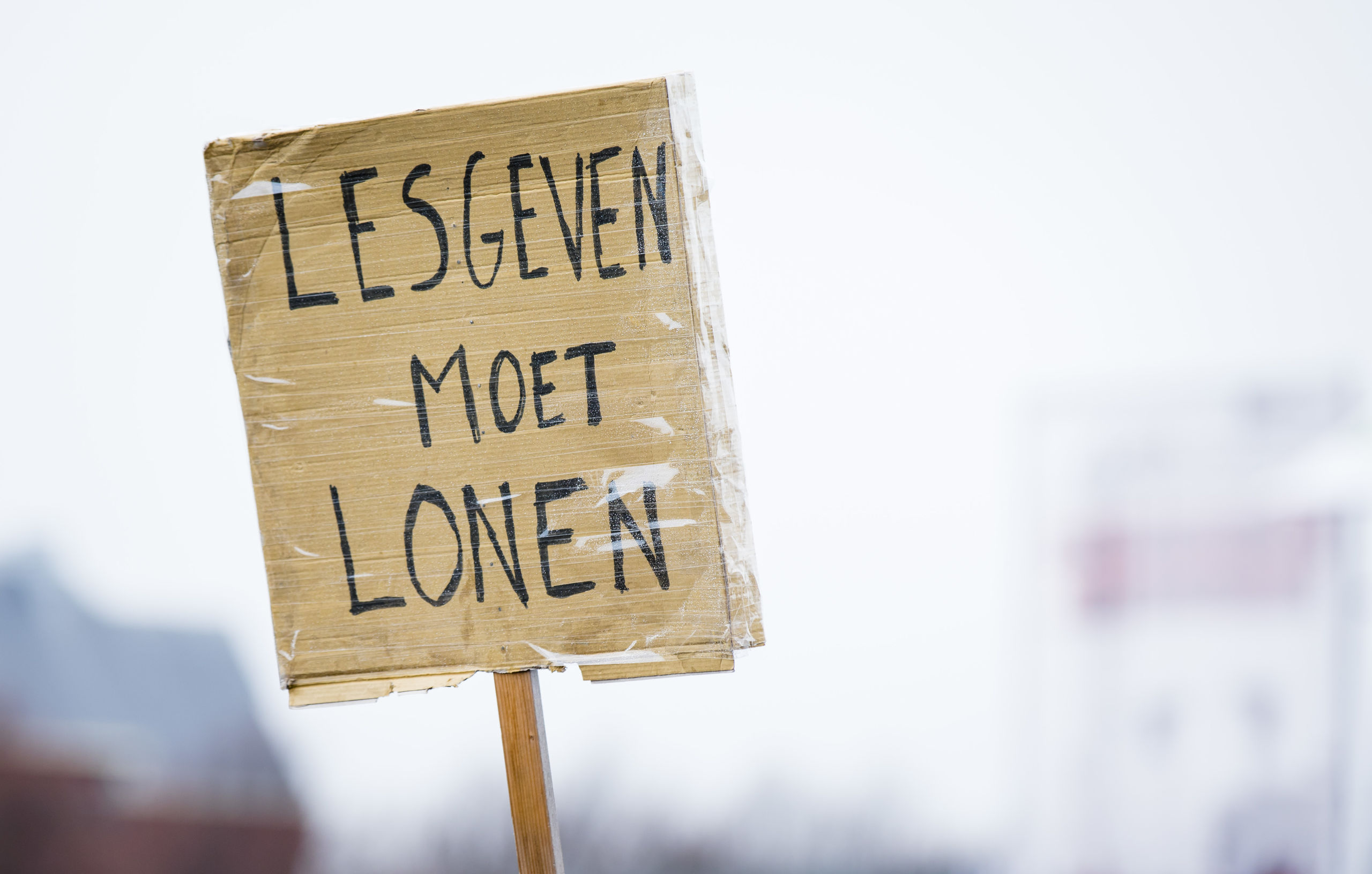 Leraren voeren tijdens een landelijke onderwijsstaking actie op het Malieveld. De onderwijsbonden willen onder meer hogere salarissen en een lagere werkdruk voor het onderwijspersoneel.