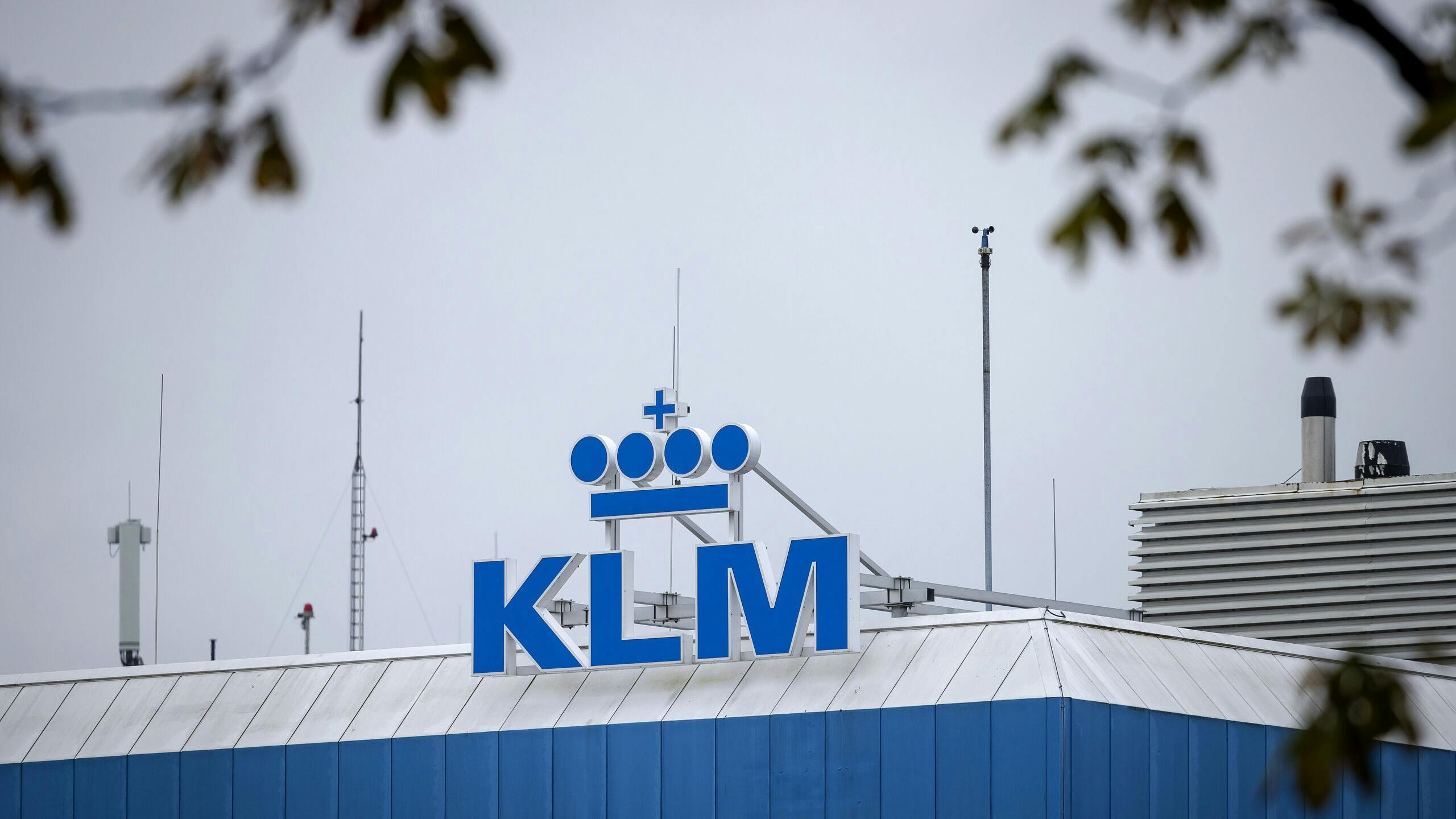Logo op het hoofdkantoor van luchtvaartmaatschappij KLM.  