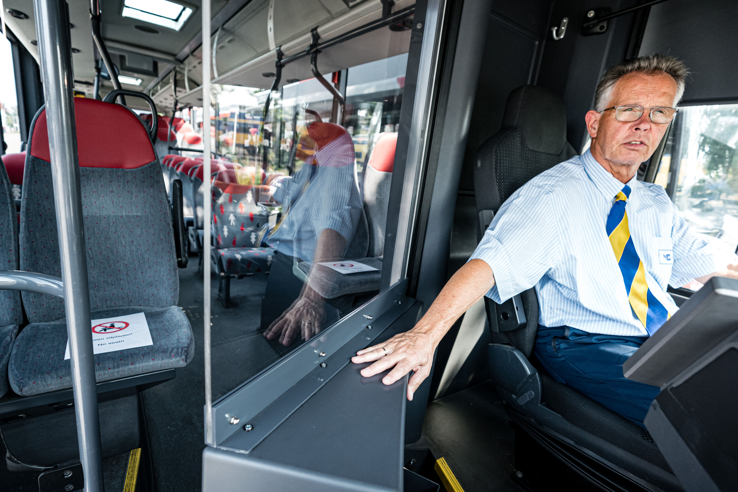 Een kuchscherm in een bus.