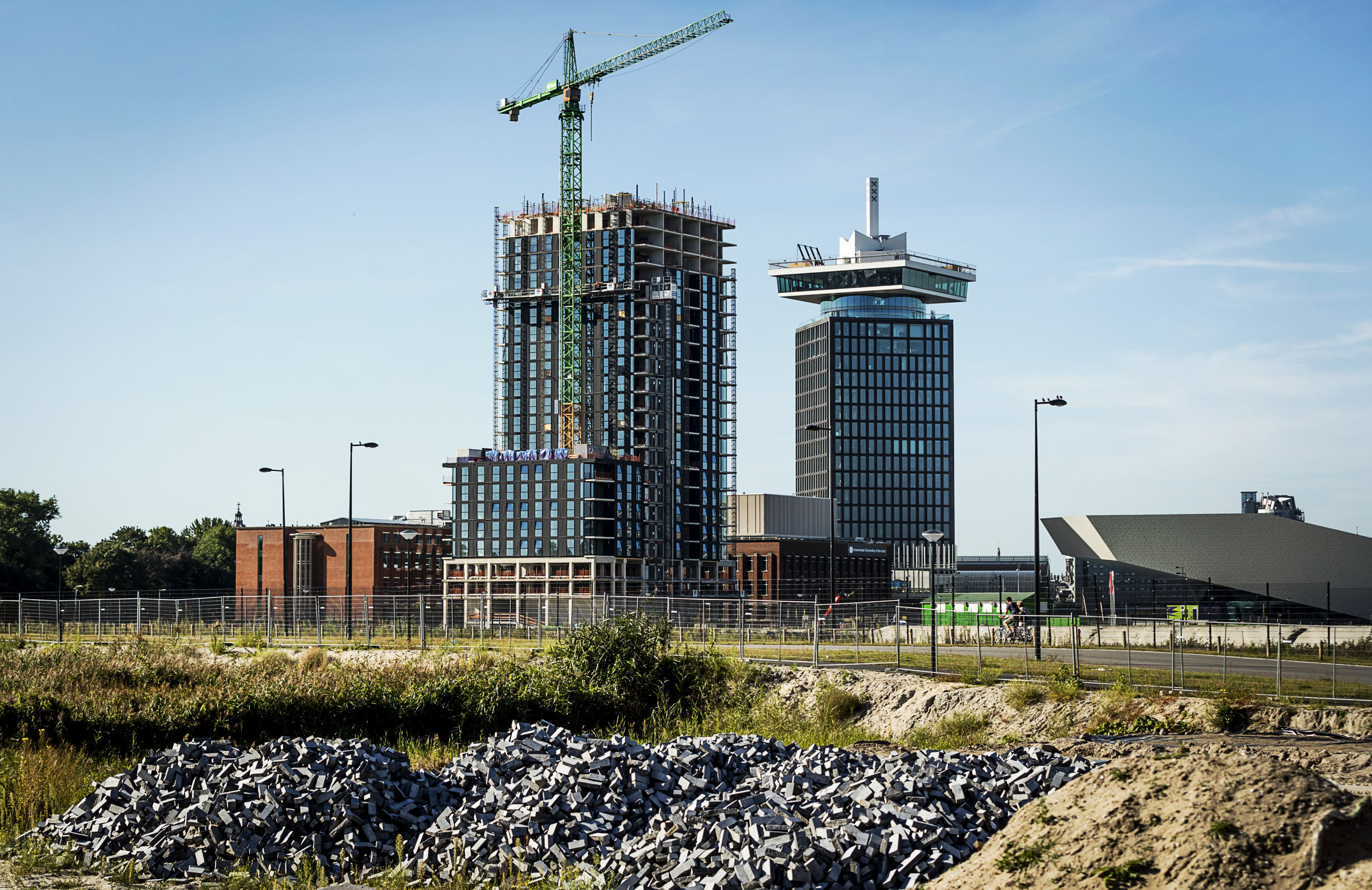 De woontoren B'mine achter de A'DAM toren op de noordelijke IJoever in Amsterdam.