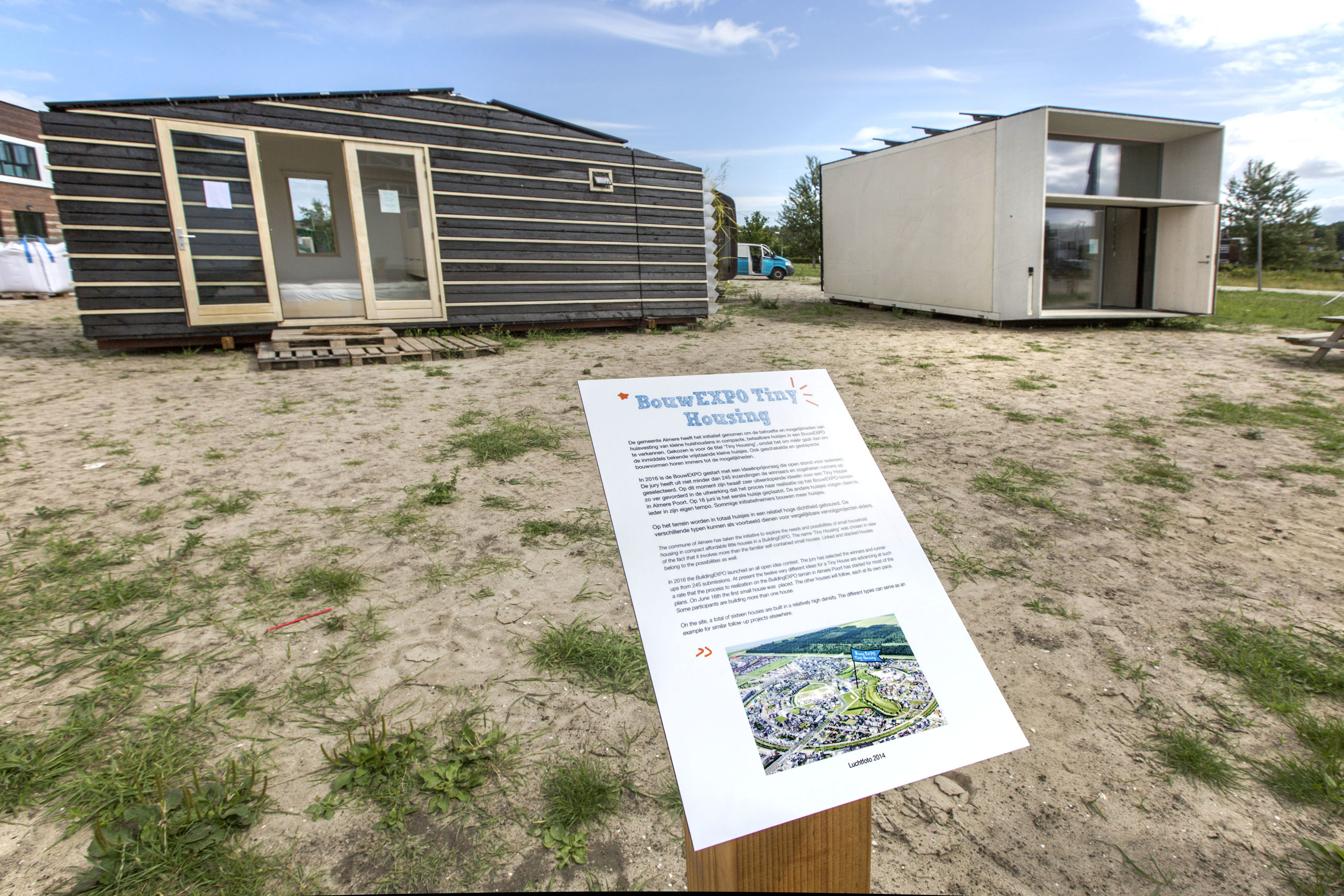 Tiny Housing project in Almere voor mensen die voldoende hebben aan een minimaal vierkante meters leefoppervlakte. Op de foto het exterieur van Tiny Tim, zoals het houten huisje (links) heet