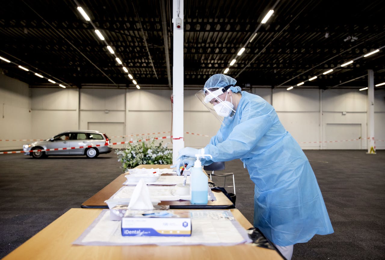 Medewerkers van de GGD Utrecht nemen coronatesten af in een teststraat in Houten.